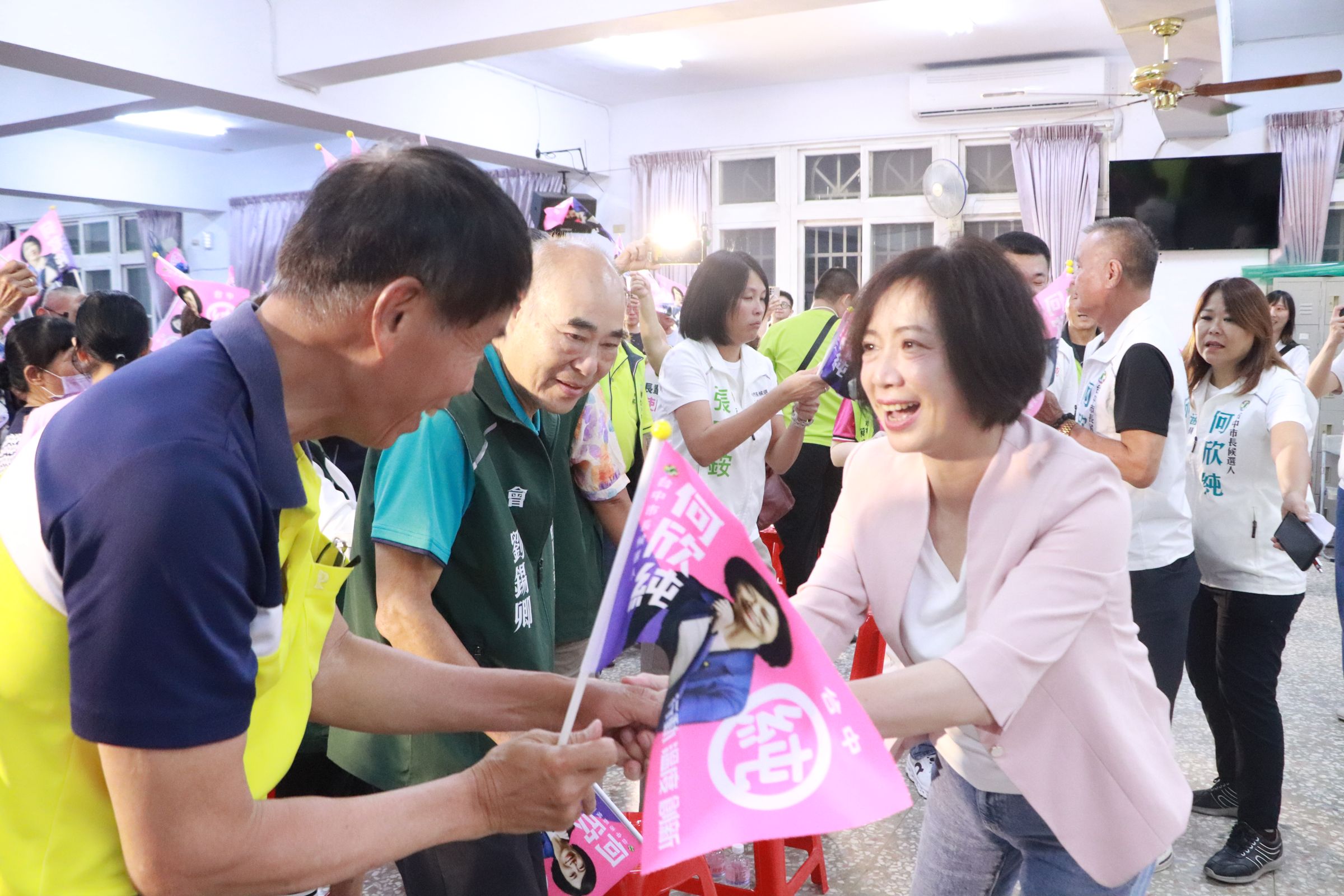 何欣純積極投入台中市長選戰、勤跑基層爭取支持,無人機產業與國防自主議題,也成為選情攻防的重要戰場。
