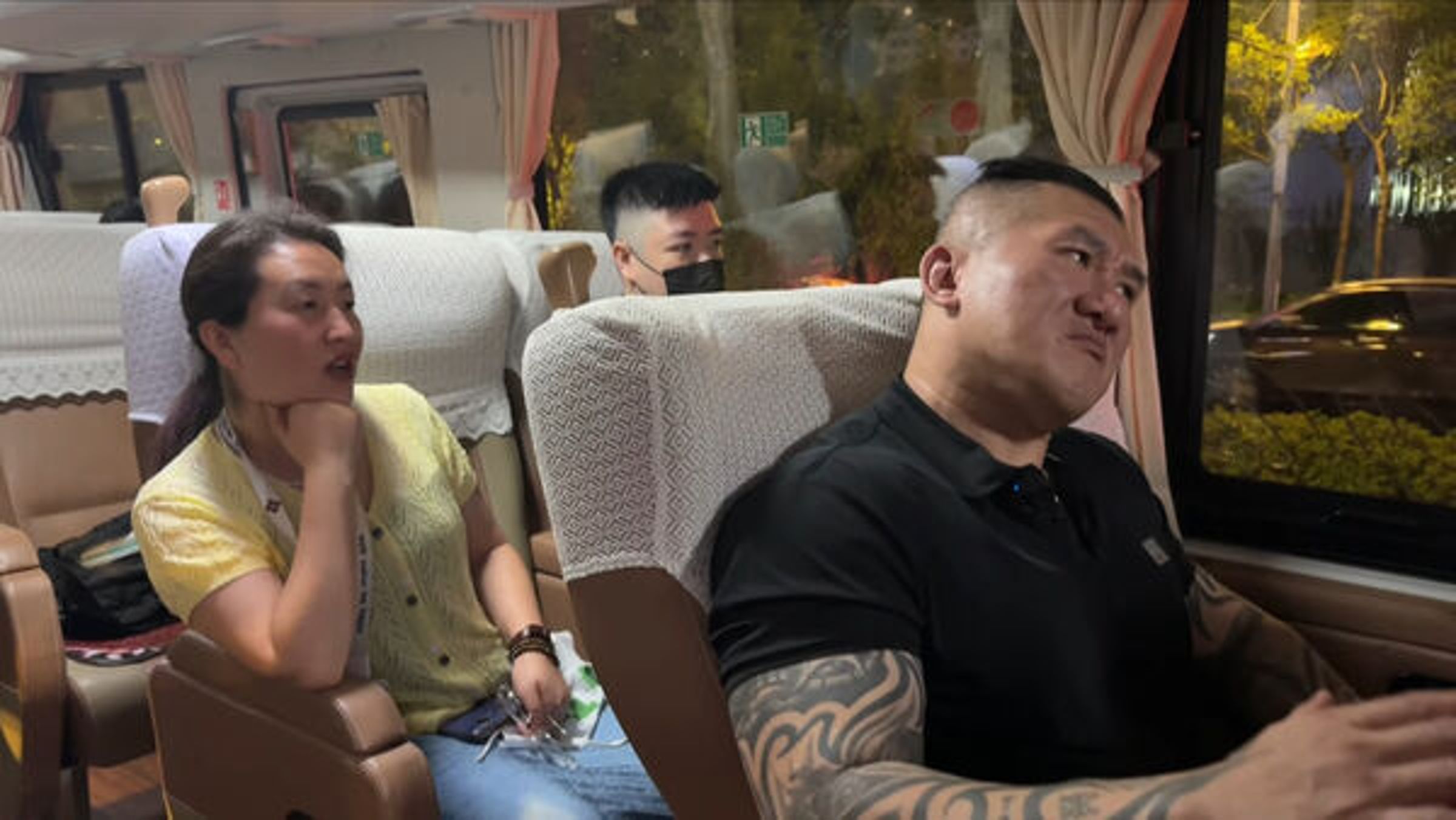 館長在前往下榻飯店的路上,聲稱台灣奶茶一杯要價800元台幣(翻攝自YouTube@館長惡名昭彰)