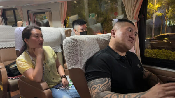 館長在前往下榻飯店的路上，聲稱台灣奶茶一杯要價800元台幣（翻攝自YouTube@館長惡名昭彰）