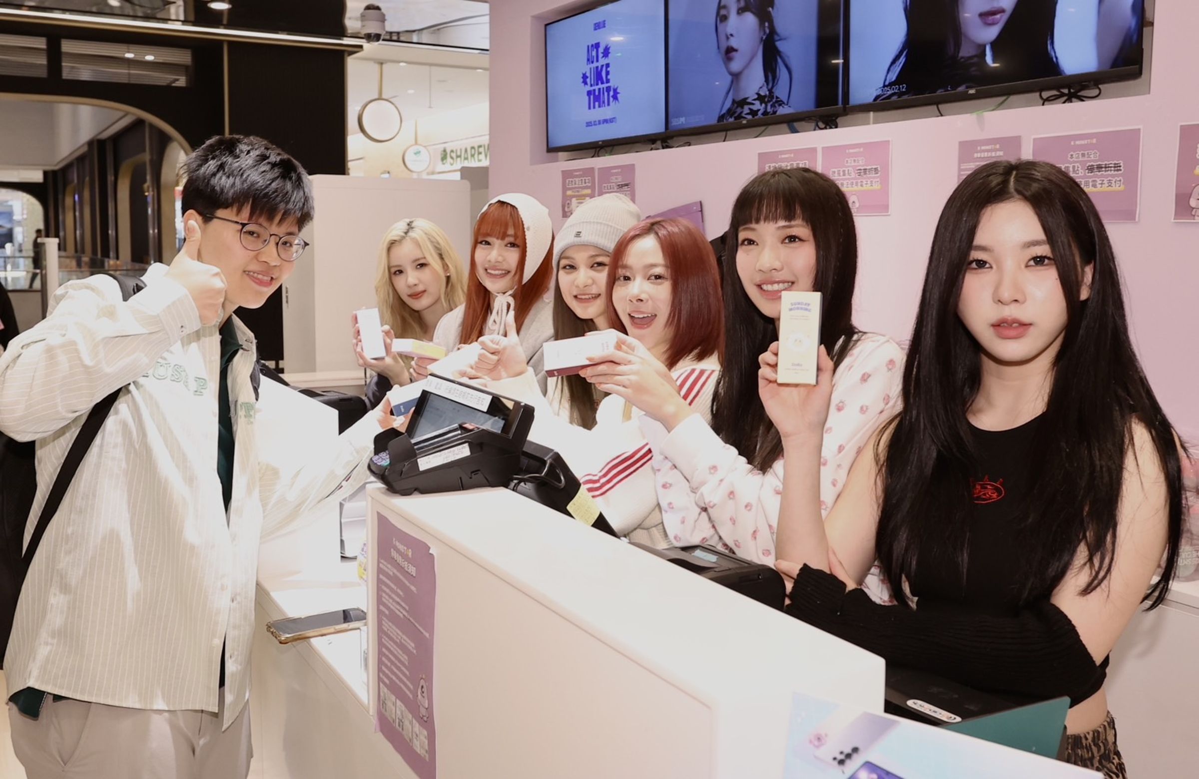 GENBLUE 幻藍小熊為韓文迷你專輯《ACT LIKE THAT》預購擔任一日店長。(天空娛樂 提供)