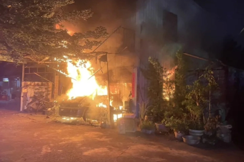 台中市烏日區五光路一處鐵皮住宅，今（3日）凌晨發生縱火事件。（翻攝畫面）