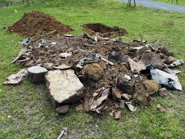 竹市華德福實驗學校校內草皮挖出多種營建廢料,施工廠商與非法掩埋廢棄物於新竹棒球場的廠商相同。(竹市府提供)