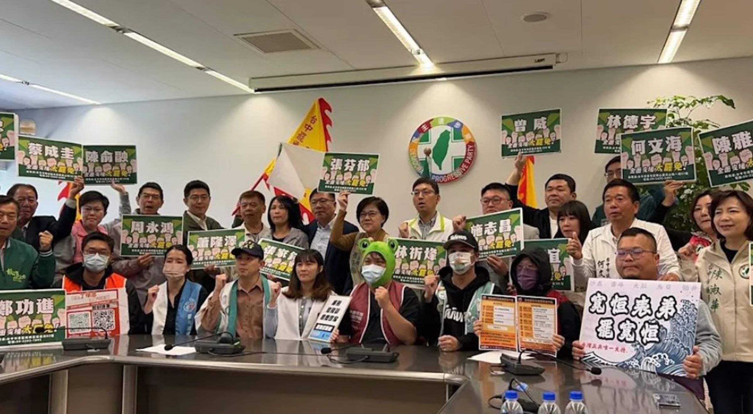 「顏寬恒表弟」林宣宏(右1)現身「民主連署站」啟航記者會,還高喊「罷寬恒」 。(台中市議會民進黨團提供)