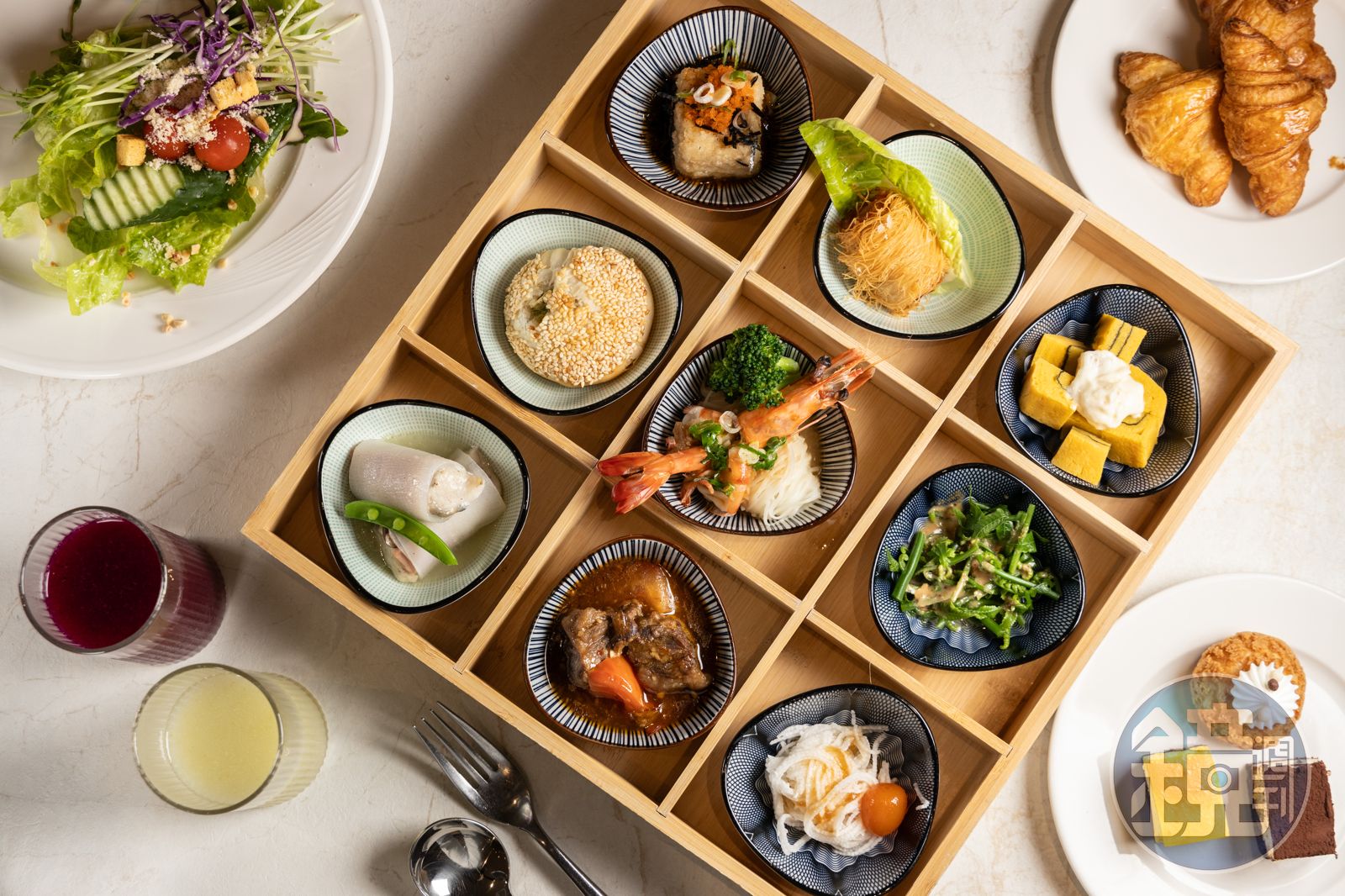 依照時令變化的午間套餐「九宮格套餐」,當日提供了主廚特製的三星蔥燒餅、山藥涼麵、金蒜銀絲蒸炒蝦、溫泉蕃茄燉牛肉、銀蘿鱸魚菲力等美味。(660元/份)