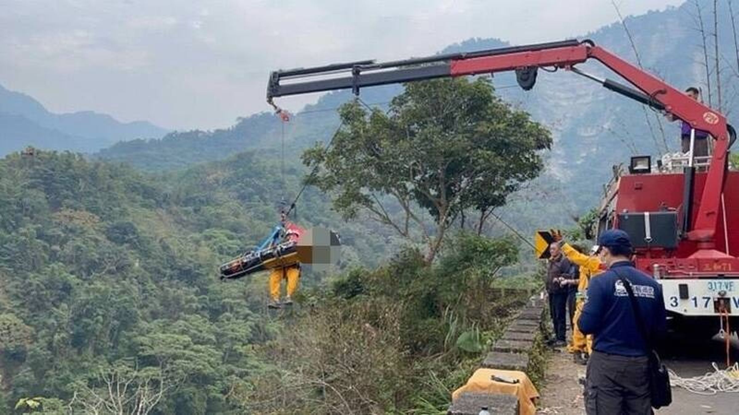 陳男開車載兒子發生車禍後離奇失蹤,最後陳屍在距離事發地500公尺處邊坡。(警方提供)