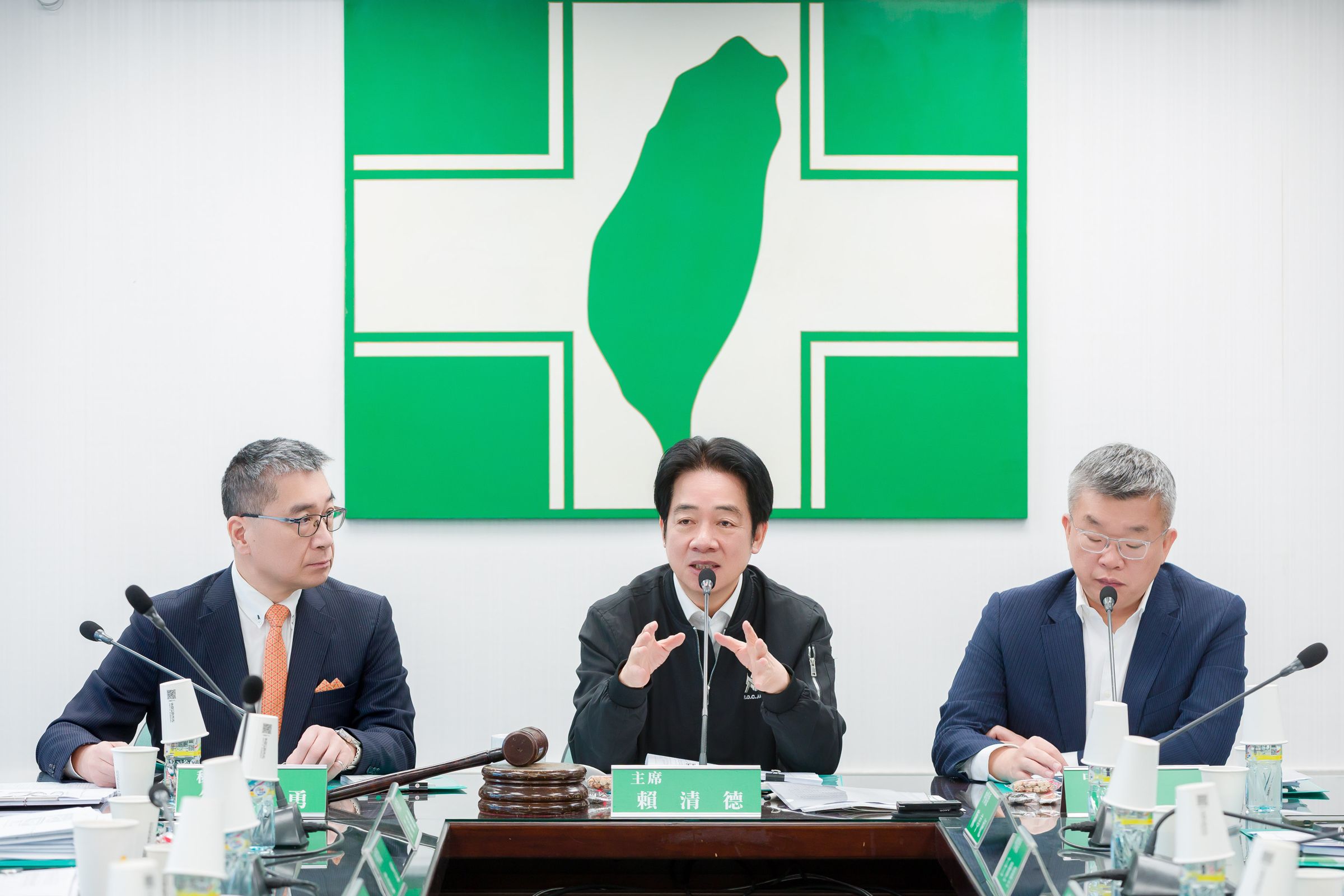 賴清德今主持民進黨中執會,蔡其昌(右)首次以黨團總召身分出席。(民進黨提供)