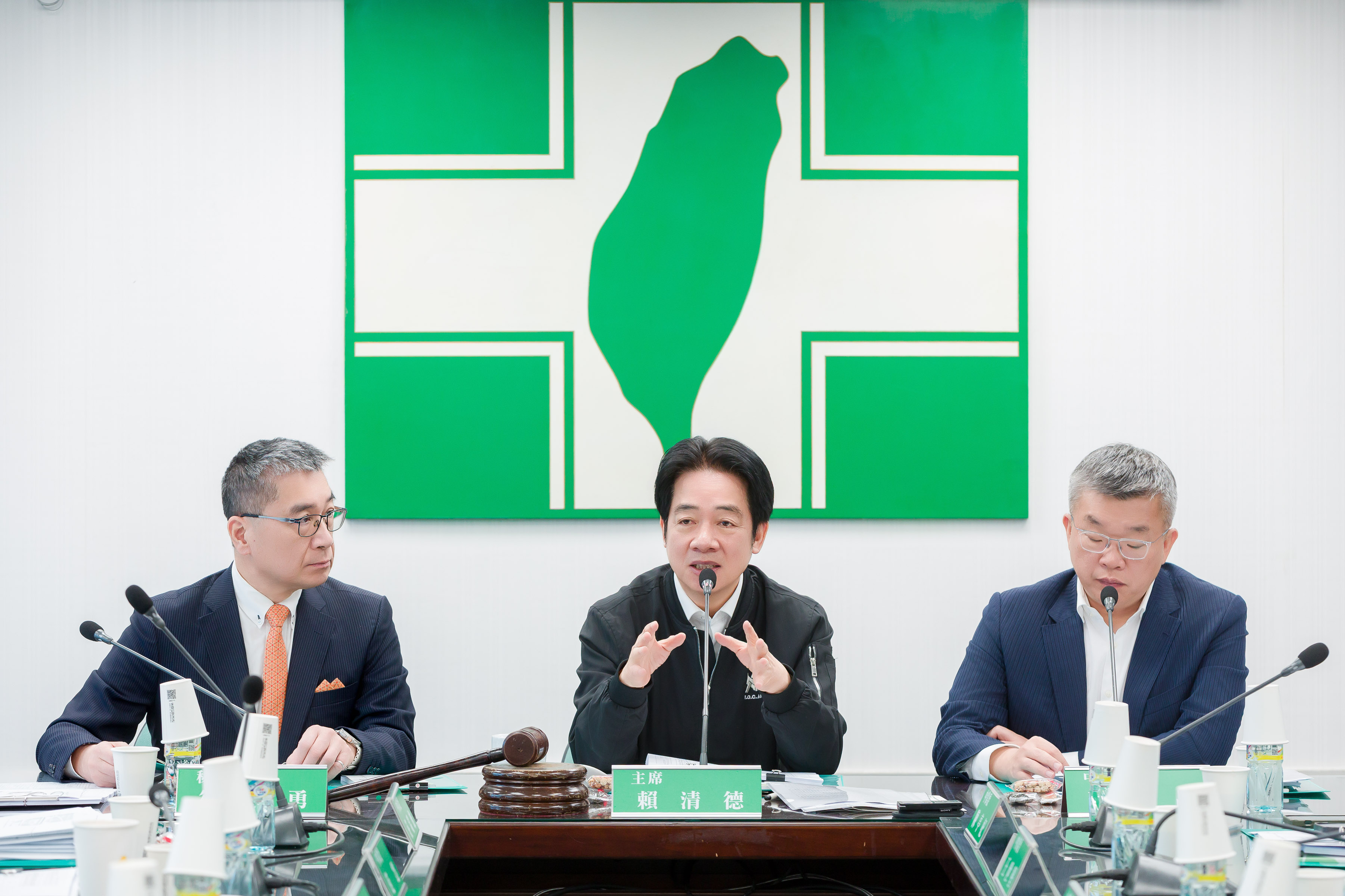 賴清德今主持民進黨中執會,蔡其昌(右)首次以黨團總召身分出席。(民進黨提供)