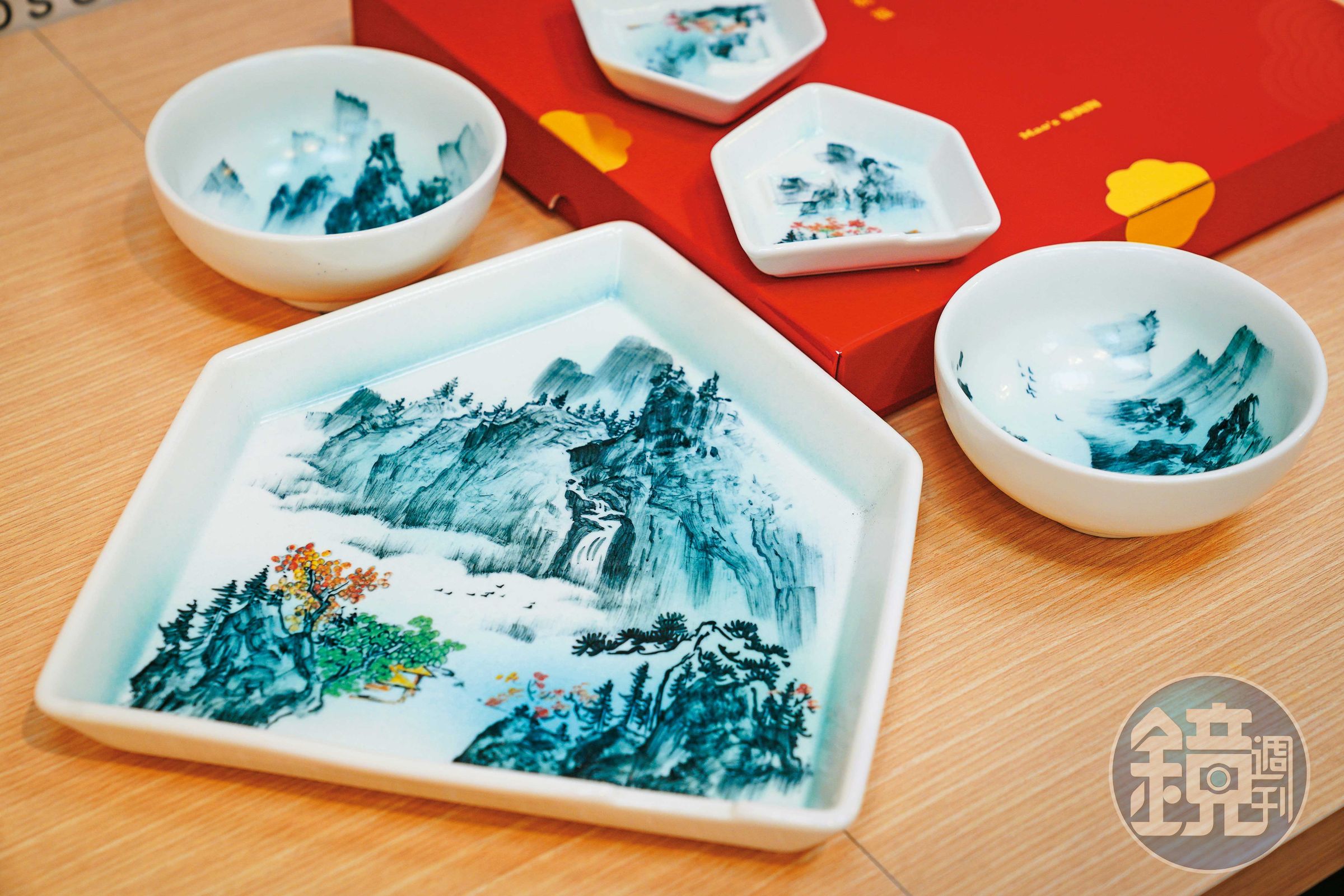 毛選媛與毛潔軒用獨創的房子造型盤，結合父親作品中經典的山水畫，融合2代特色。（山水系列雙碗彭派雙層禮盒組，7,040元／組）
