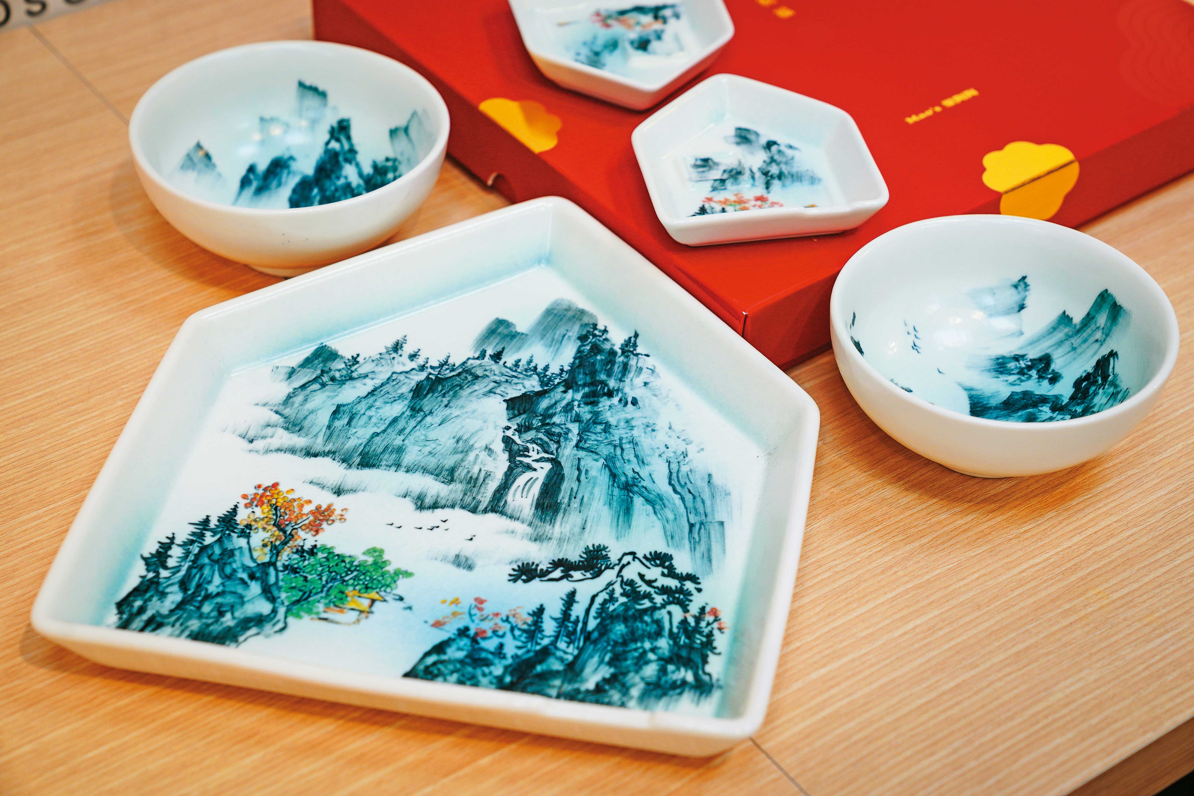 毛選媛與毛潔軒用獨創的房子造型盤，結合父親作品中經典的山水畫，融合2代特色。（山水系列雙碗彭派雙層禮盒組，7,040元／組）