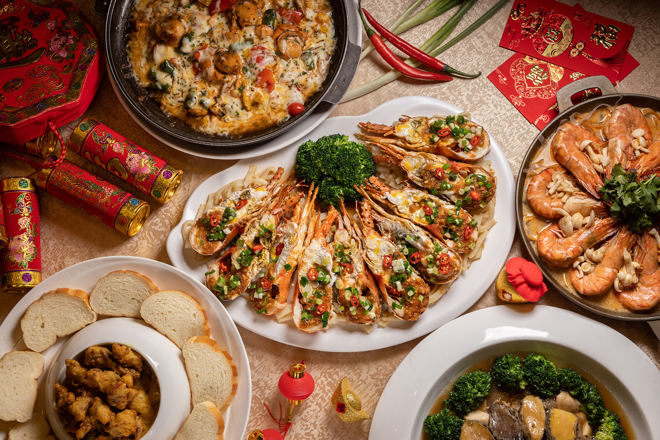 除了招牌菜櫻桃烤鴨與啤酒鴨，嘉義「新北平婚宴餐廳」今年以「蒜蓉龍蝦」「咖哩軟殼蟹」「泰黃燒蝦」「焗烤帆立貝」與「蠔皇鮑魚」等澎湃海味扛起年菜氣勢。