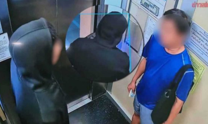 泰國一名殺人嫌犯前去手機店銷贓，被監視器拍下死者冤魂（右）尾隨他。（翻攝自Khaosod Online）