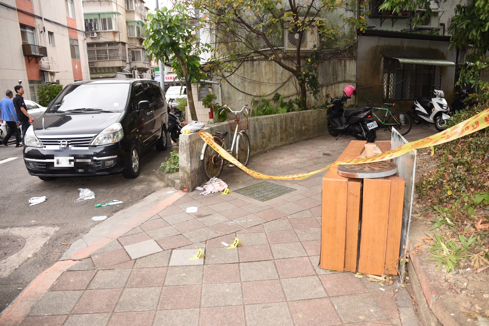 朱男與阿姨今上午在內湖環山路一段發生爭吵。（翻攝畫面）