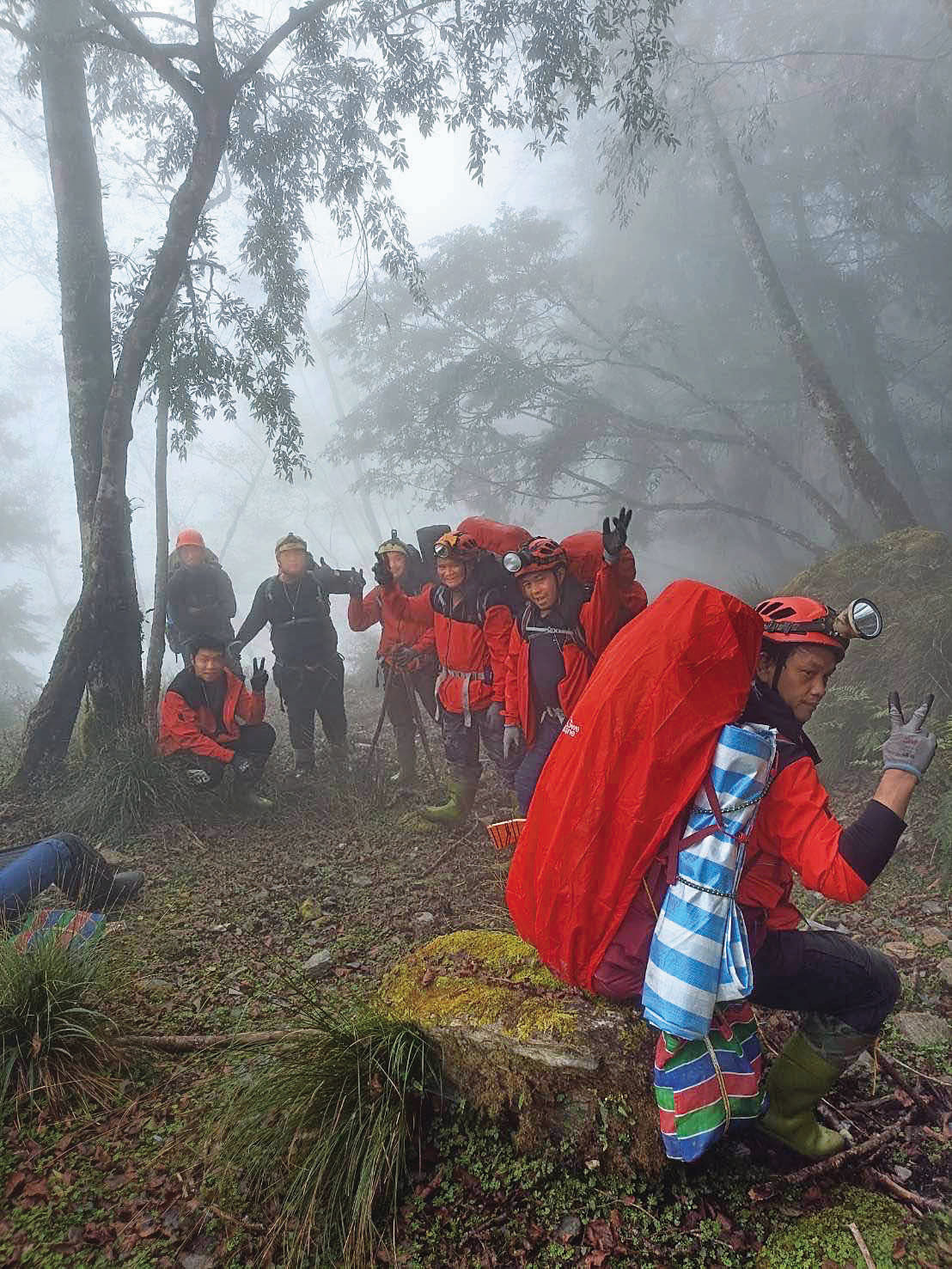 怪手師傅、高山協作在「中華民國山難救助協會東區搜救委員會(東搜)」帶隊下,試圖從光復林道前進馬太鞍堰塞湖,但失敗而返。(晶富嘉南提供)