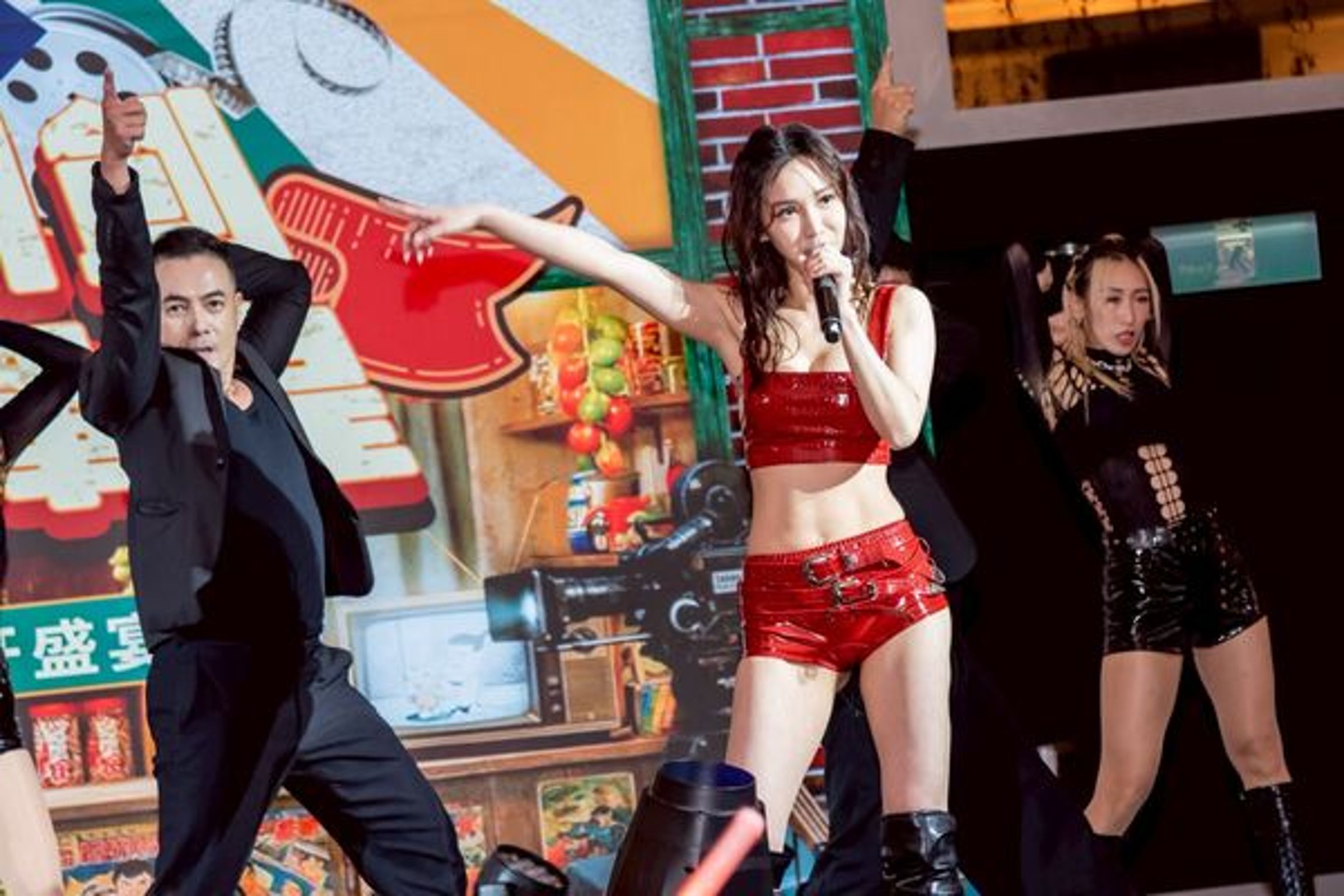 徐千京於力旺尾牙舞台全麥唱跳9分鐘,展現舞台實力。(民視提供)