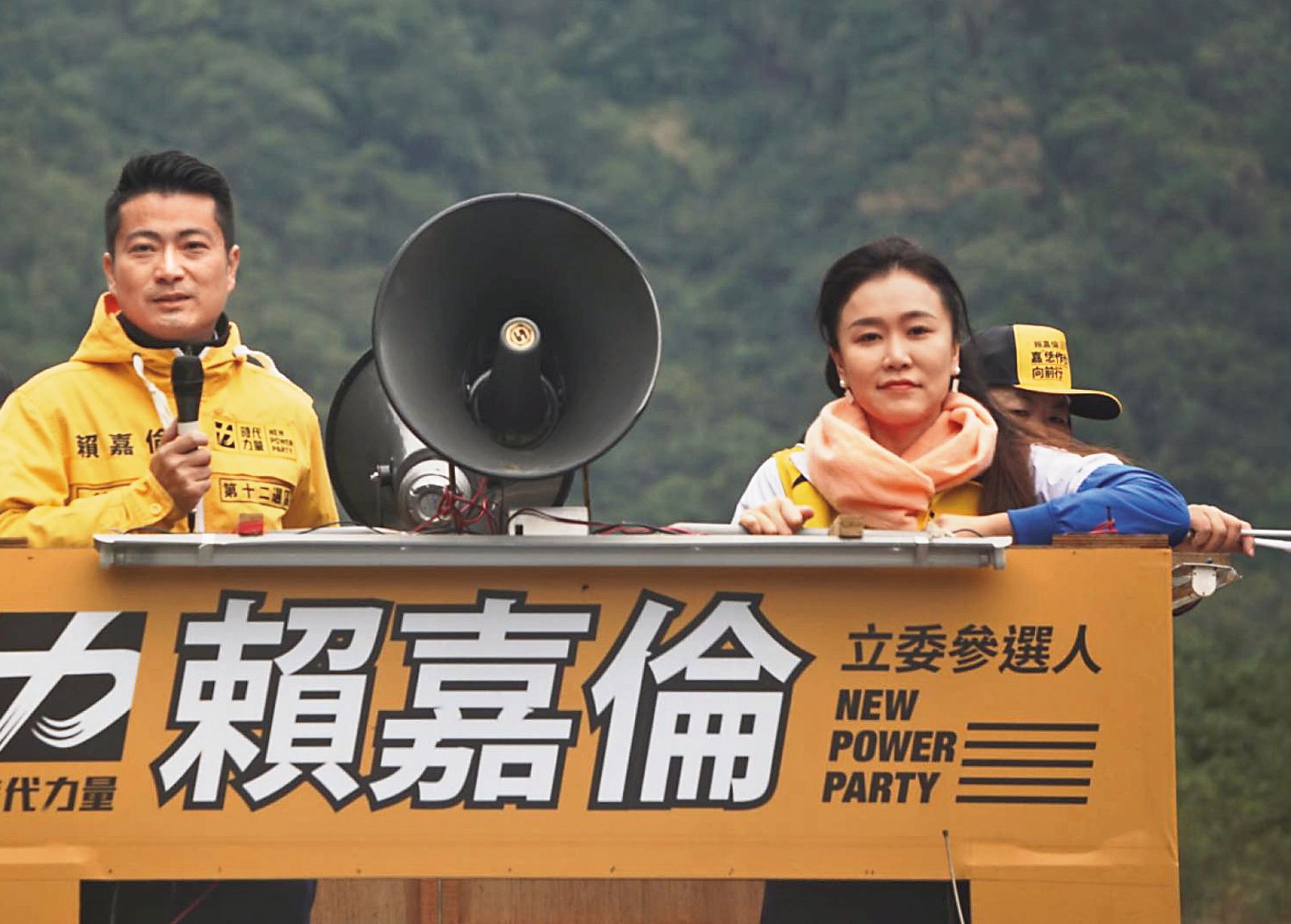 高翬成立的耘力國際商標圖由接替黃國昌在新北汐止參選立委的心腹賴嘉倫(左)幫忙申請,黃妻高翔(右)一度站上宣傳車替他拉票。(翻攝賴嘉倫臉書)