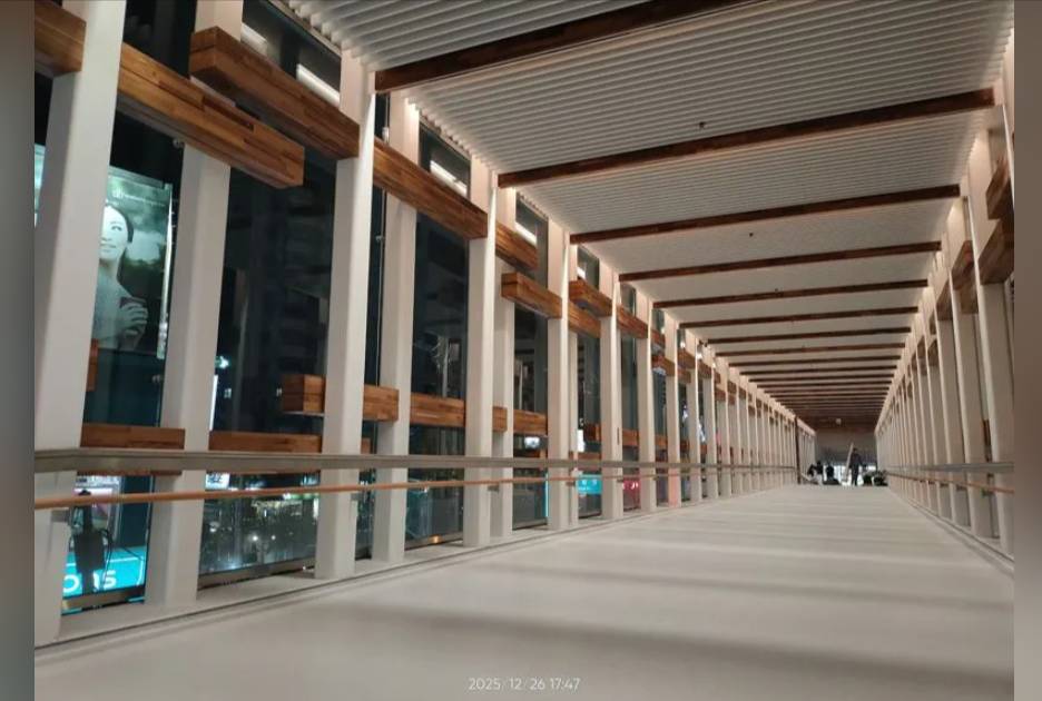 沐恩廊道全長71.3公尺，銜接彰基總院及教學研究大樓。（彰基提供）