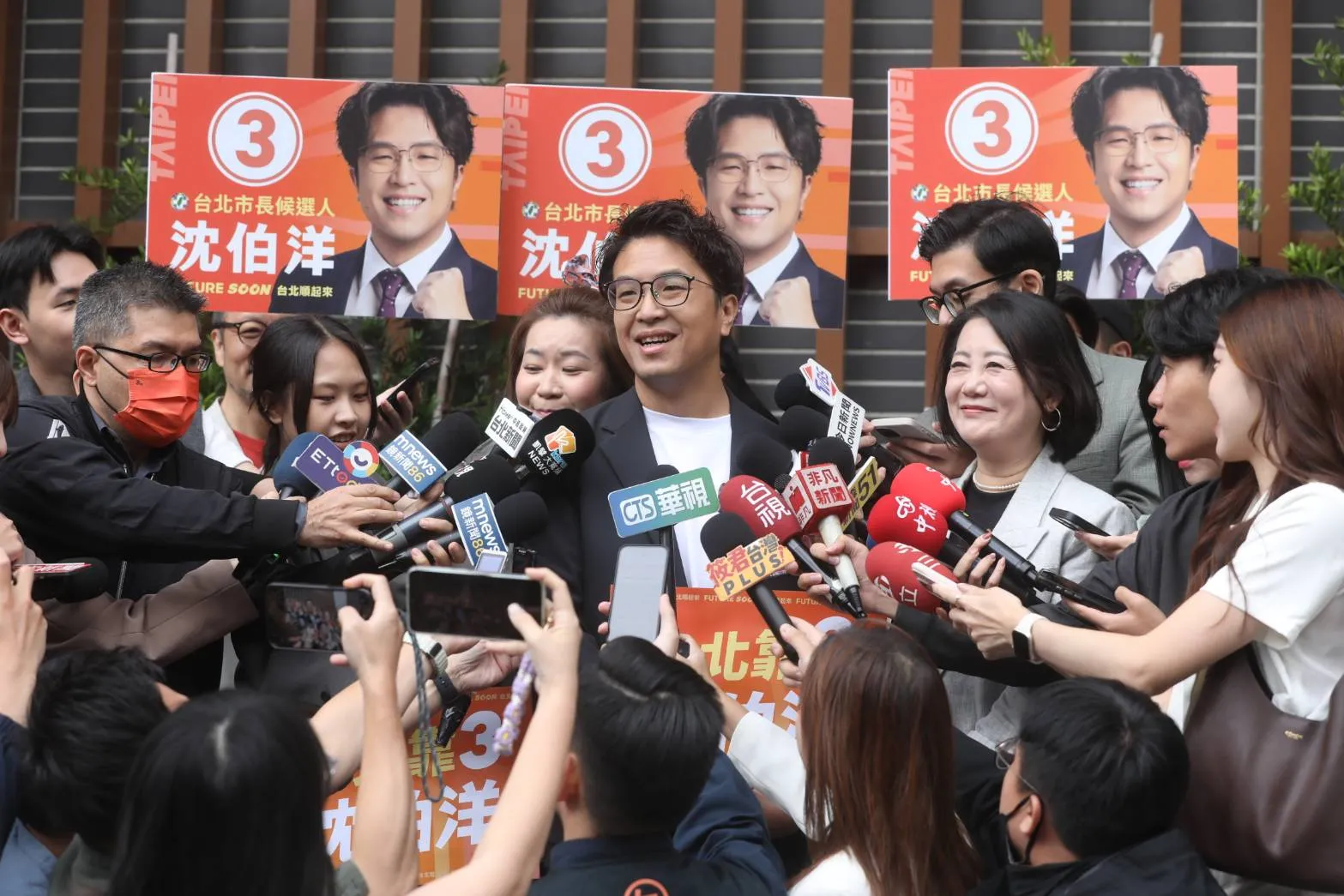 藍營支持者嗆「不是洋流是下流」　沈伯洋神拆解「反變廣告詞」！醫：看出家教跟修為