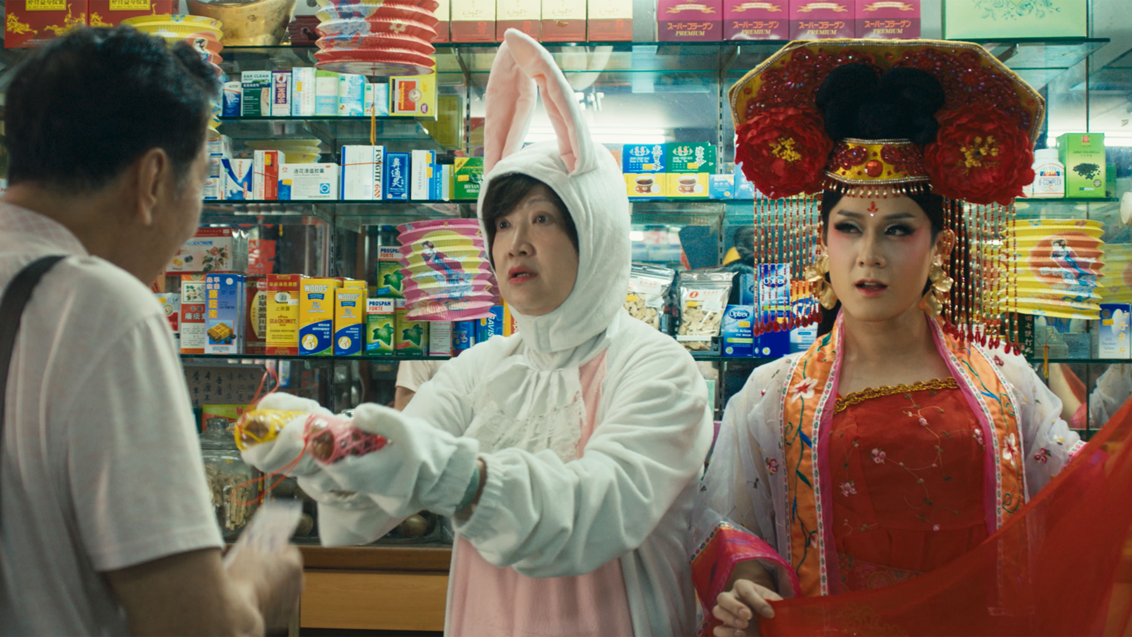 《好孩子》用可愛幽默的方式描述變裝皇后阿好和失智媽媽的相處，有些片段很真實又奇幻。（甲上娛樂提供）