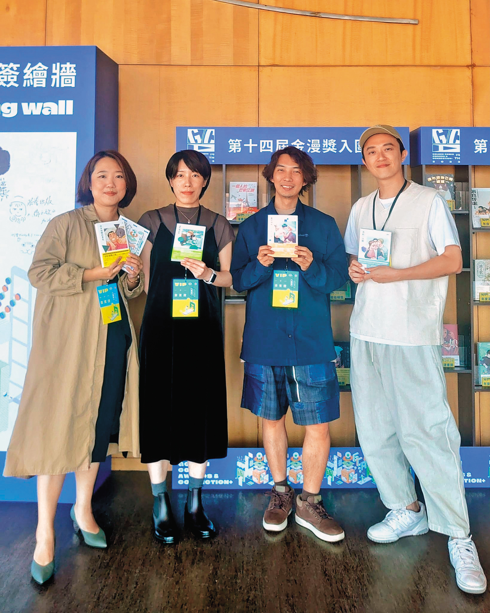 黑白文化在第14屆金漫獎以《或然與必然》與「彩虹燦爛之地LIVE廣播劇」，入圍漫畫編輯獎及跨域應用獎。左起為柏雅婷、漫畫家TEI及甜耳朵讀劇社成員郭霖、宋昱璁。（黑白文化提供）