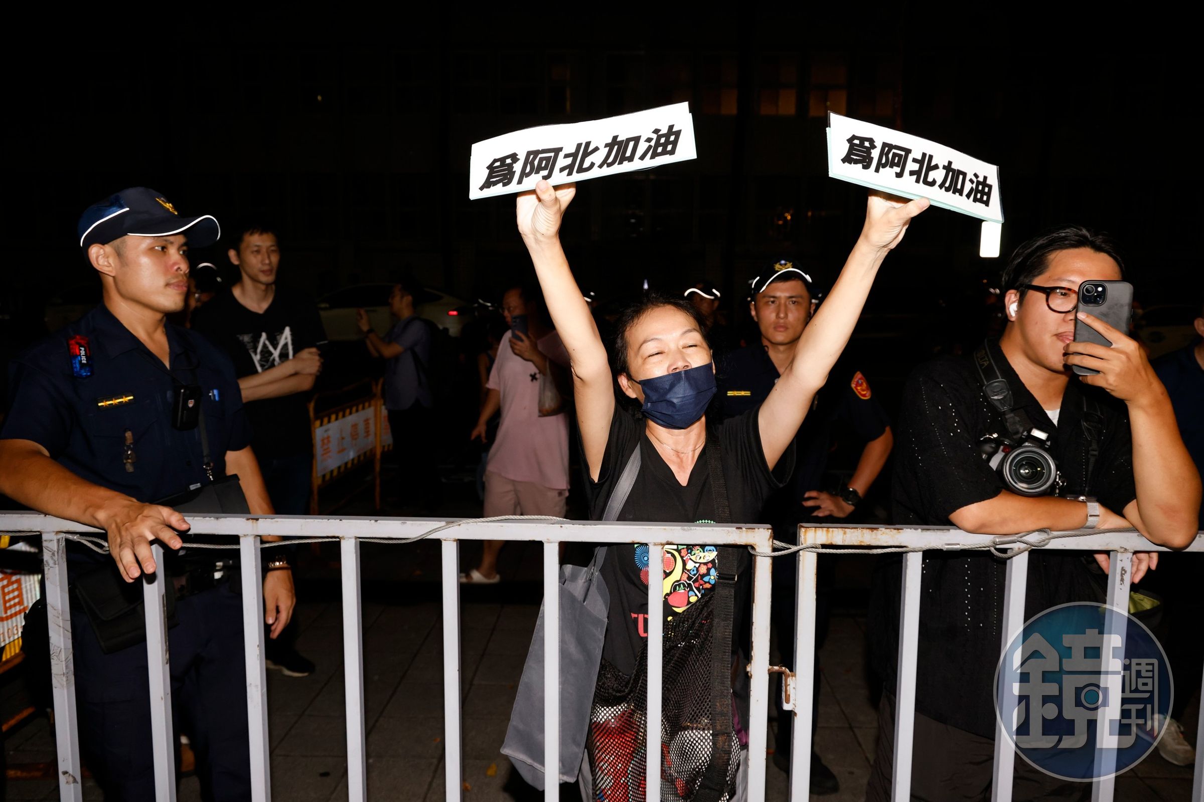 在場支持者舉標語,為阿北加油。