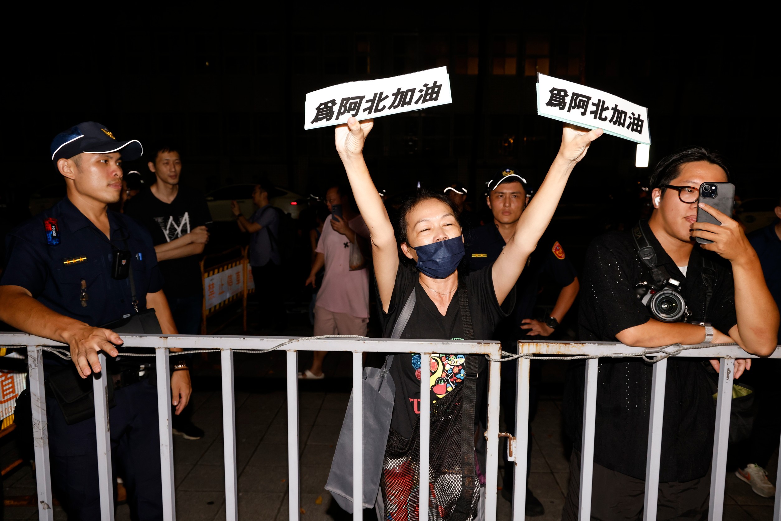 在場支持者舉標語，為阿北加油。