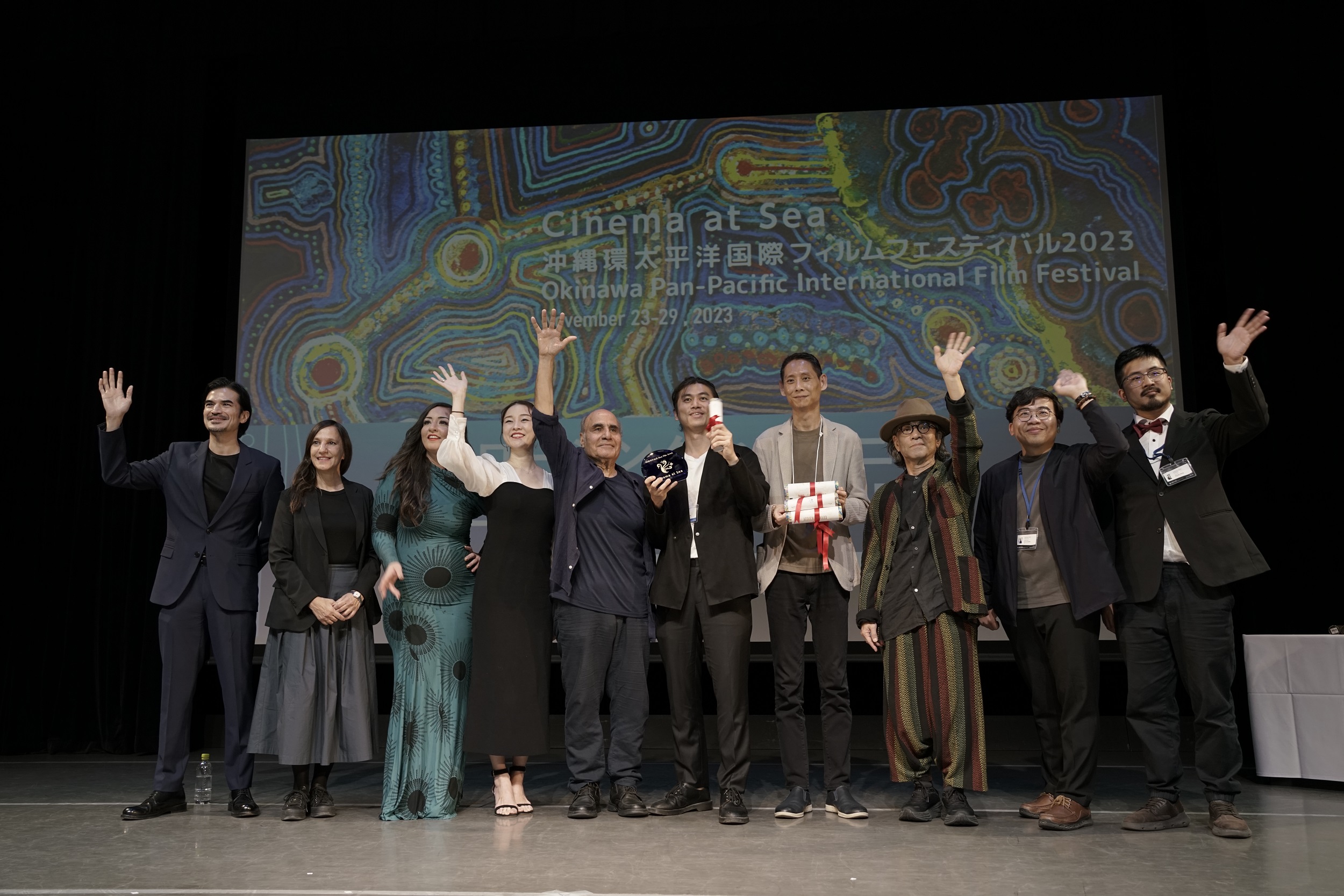 電影節大使尚玄（左起）、烏迪內影展總監Sabrina Barachttie、夏威夷影展總監Becky Stochetti、日本演員伊藤步、伊朗導演Amir Naderi、鍾侑霖、王禮霖、監製仙頭武則、電影節總監黃胤毓、策展人翁煌德出席頒獎典禮。（希望行銷提供）