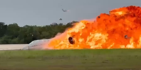 私人飛機疑機械故障，著陸瞬間「炸成火球」機上2人全身亡。（翻攝自X）