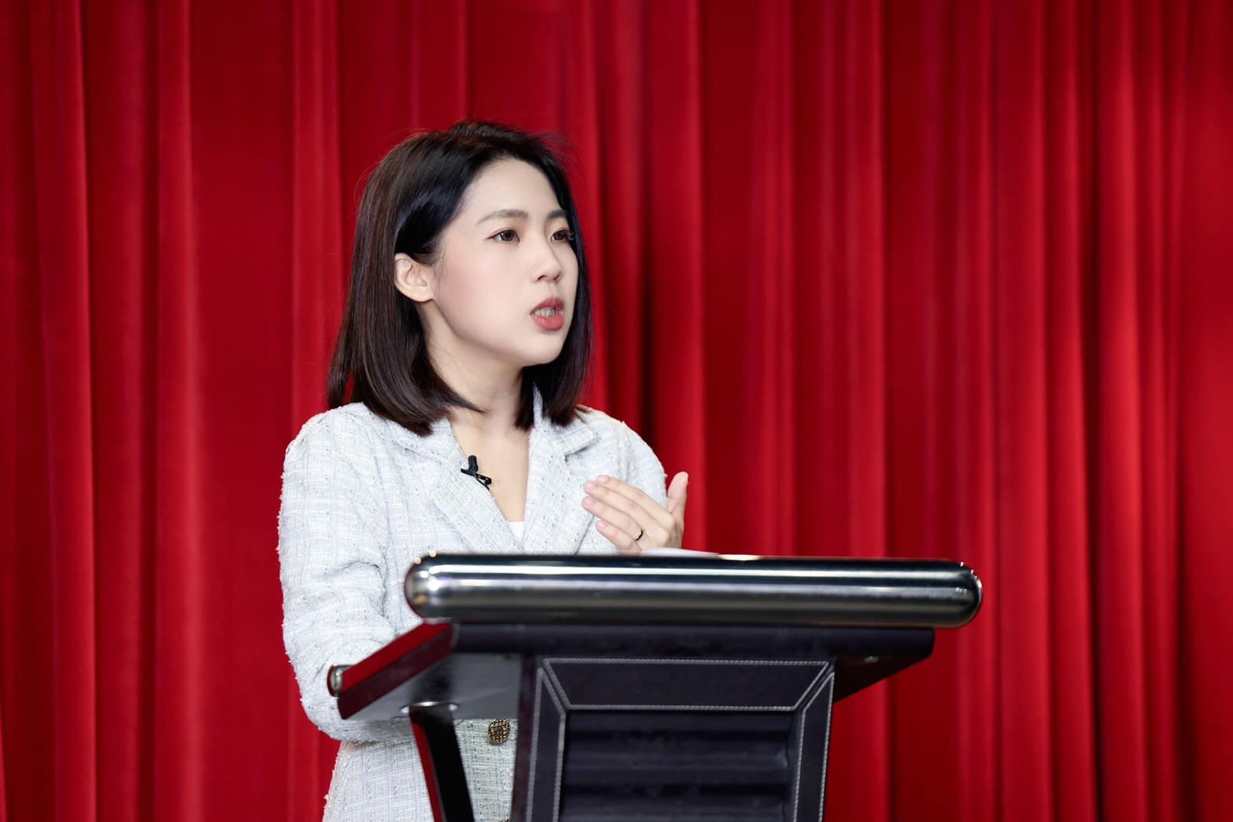徐巧芯爆料財政部近期要求8大公股行庫共同出資拍攝提升形象影片,批評民進黨花人民的錢來宣傳政績。(翻攝自徐巧芯臉書)