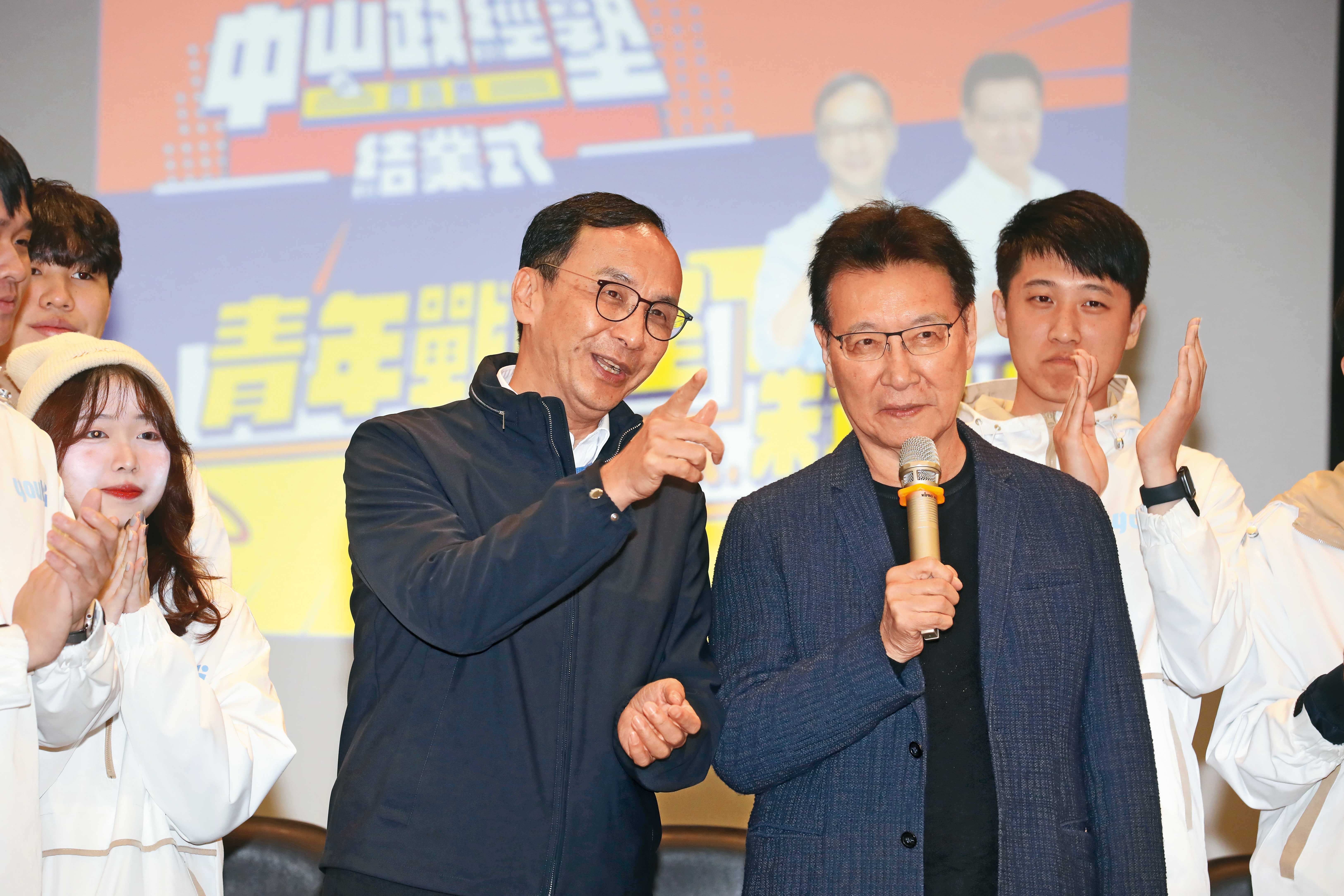 前國民黨主席朱立倫（左）、戰鬥藍領袖趙少康（右）主張的軍購預算額度，都明顯高於黨中央。