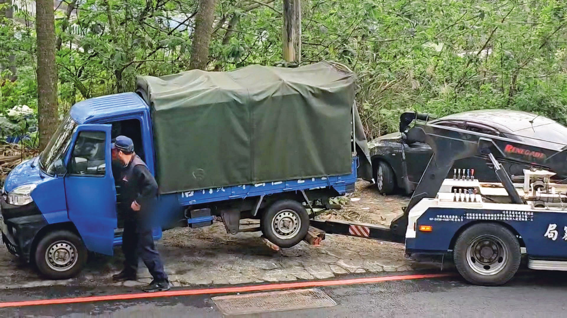 載運屍體的藍色貨車，在基隆信義區路邊被警方查獲。（鏡新聞提供）