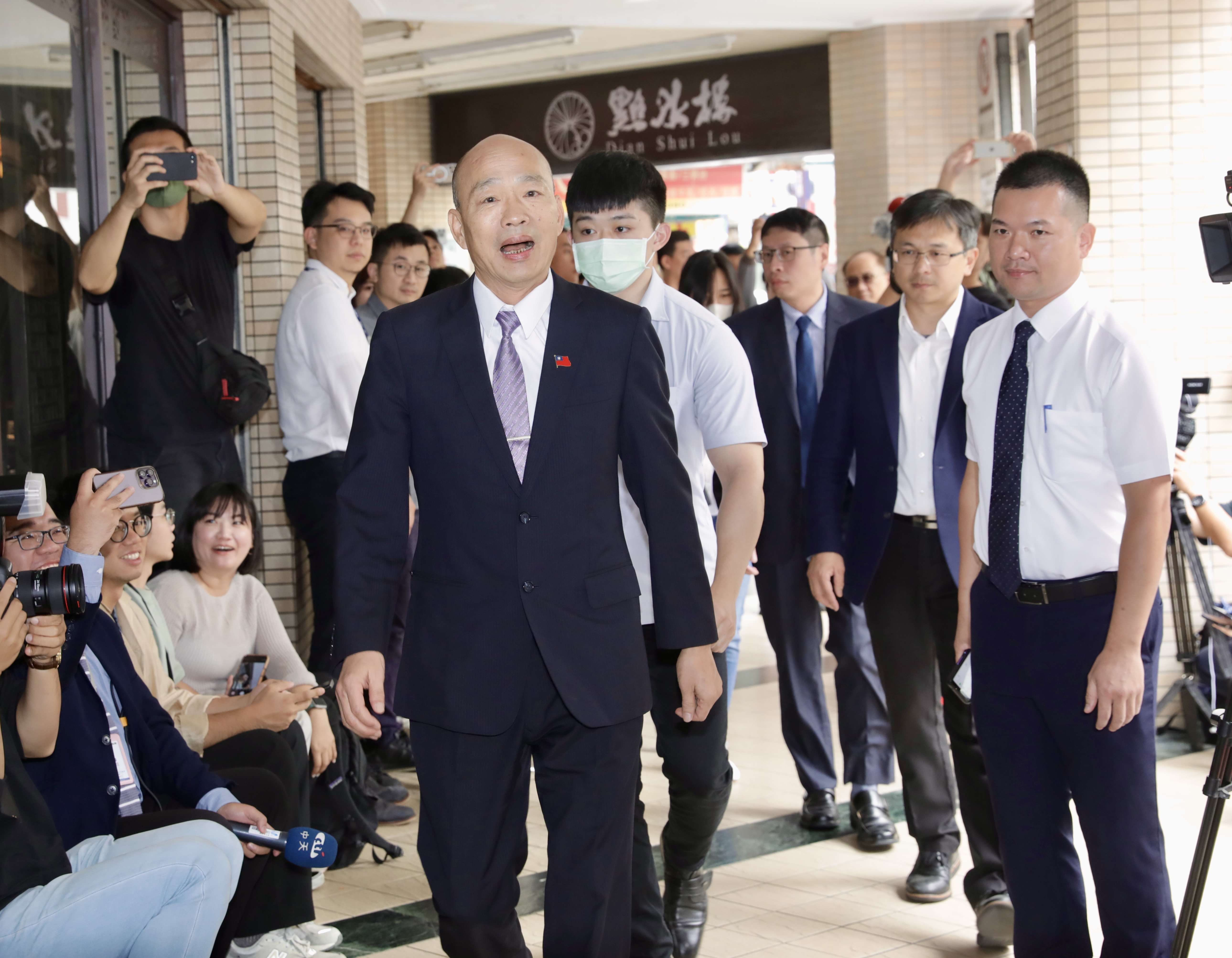 立法委員韓國瑜今充當和事佬,促成朝野吃「和解飯」。