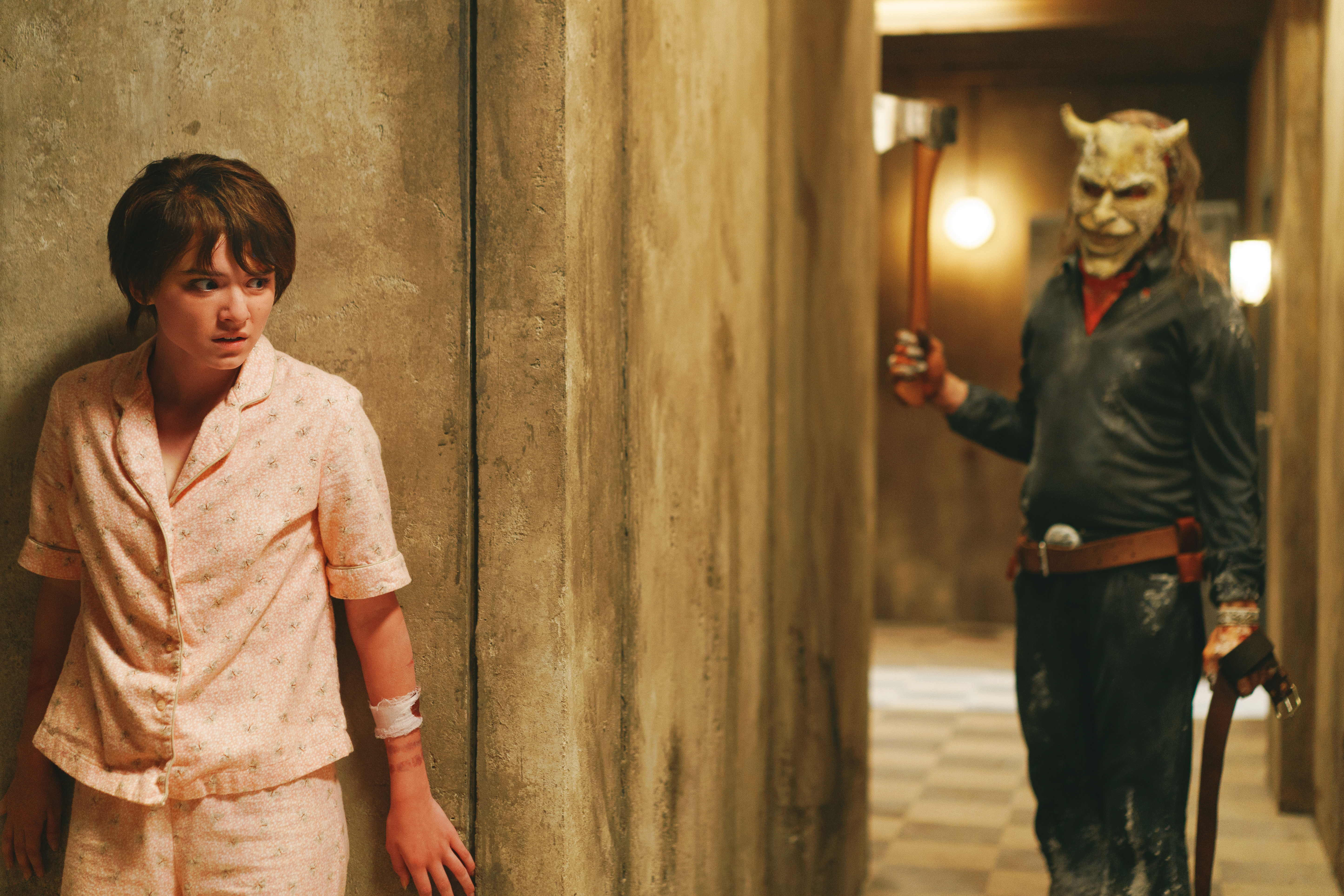 第一集被殺的「擄童怪」從墳墓中爬出復仇，兄妹倆揭開「擄童怪」與他們家族歷史之間驚人的交集。（UIP提供）