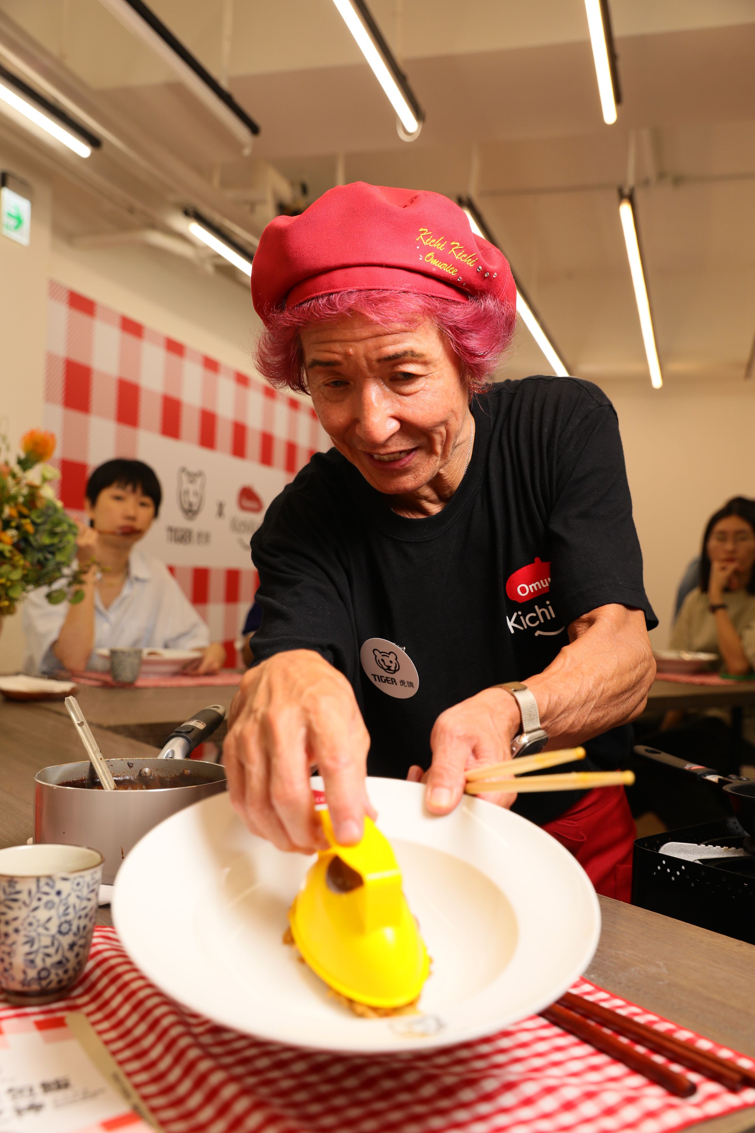 幸村主廚把雞肉釜飯放入專用容器中塑形。