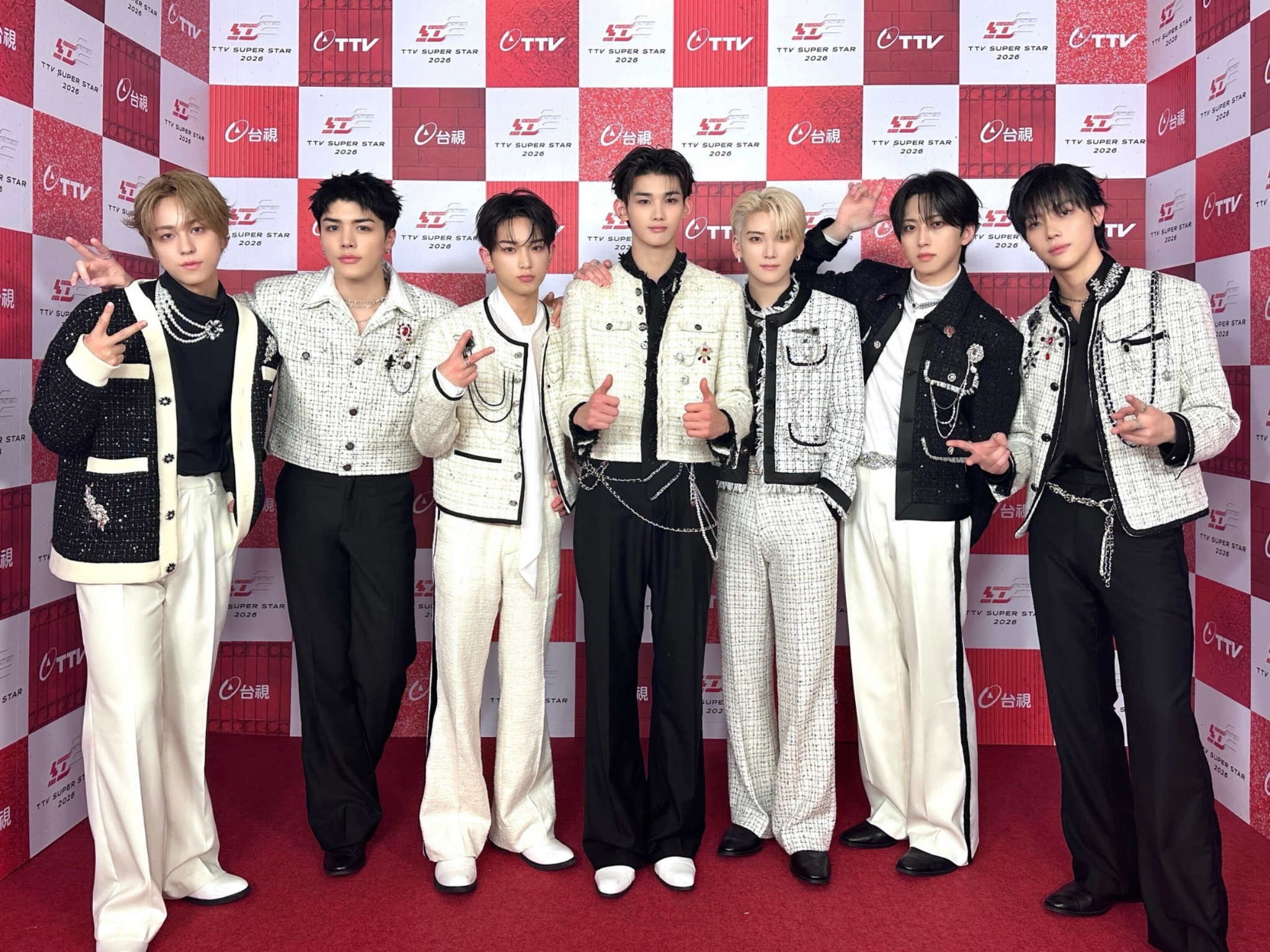 &TEAM首次參與台視《紅白藝能大賞》，吸睛度百分百。（翻攝＆TEAM X）