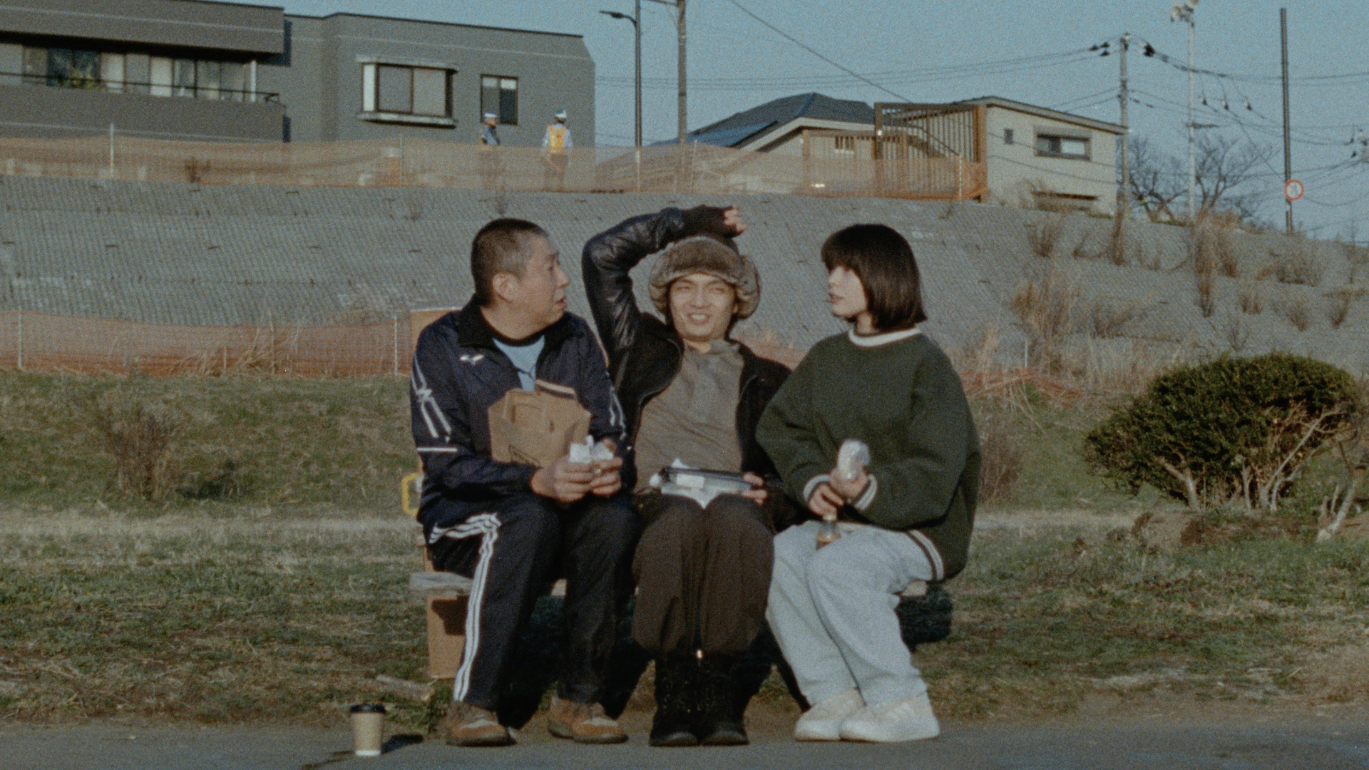 岡山天音（中）和岸井雪乃（右）在第三段故事裡飾演一對情侶，左為荒川良良。（光年映畫提供）