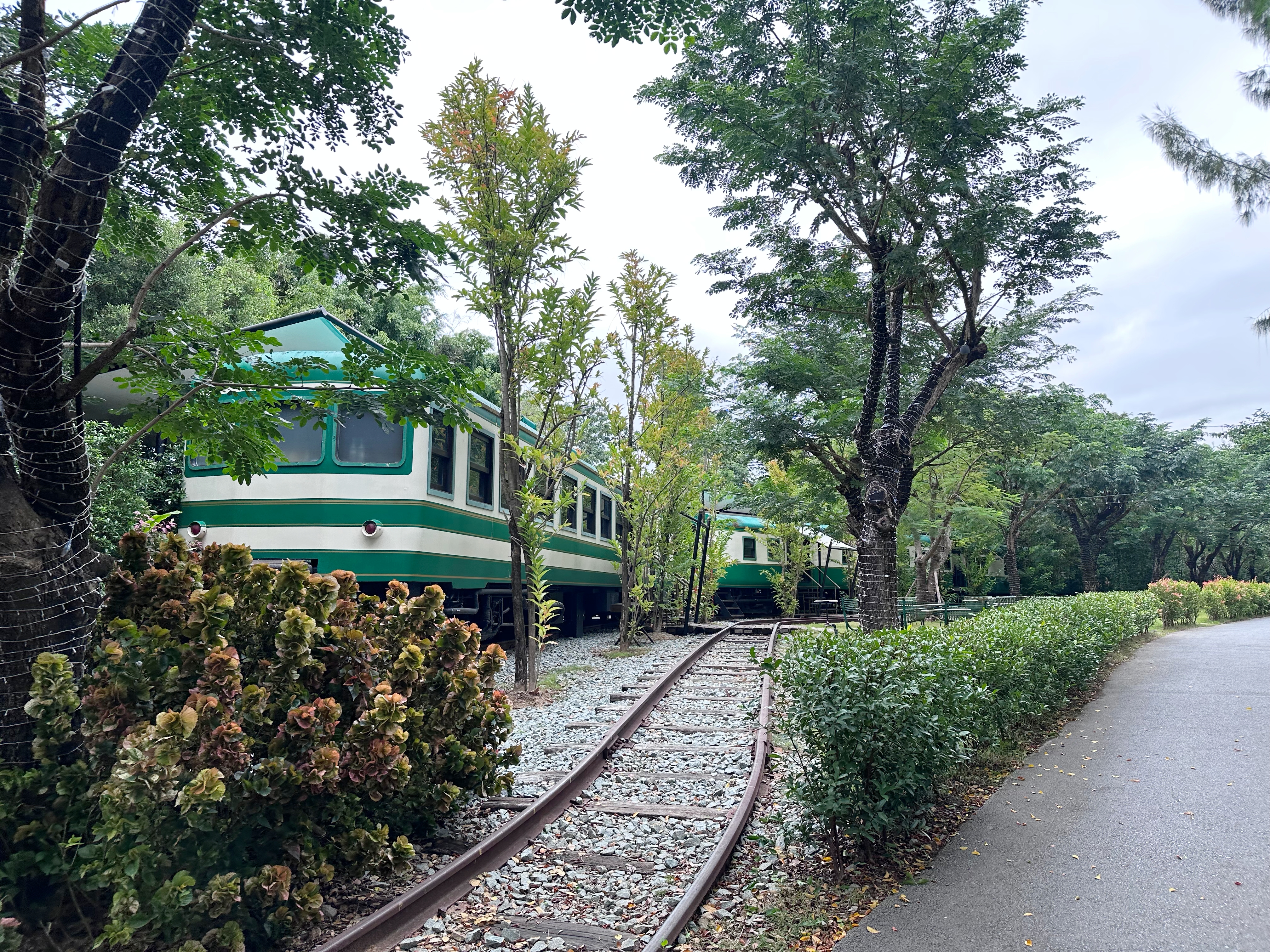 套房由退役的火車車廂改造而成,一個世紀前,它們曾在泰國東北部沿鐵路運送乘客。