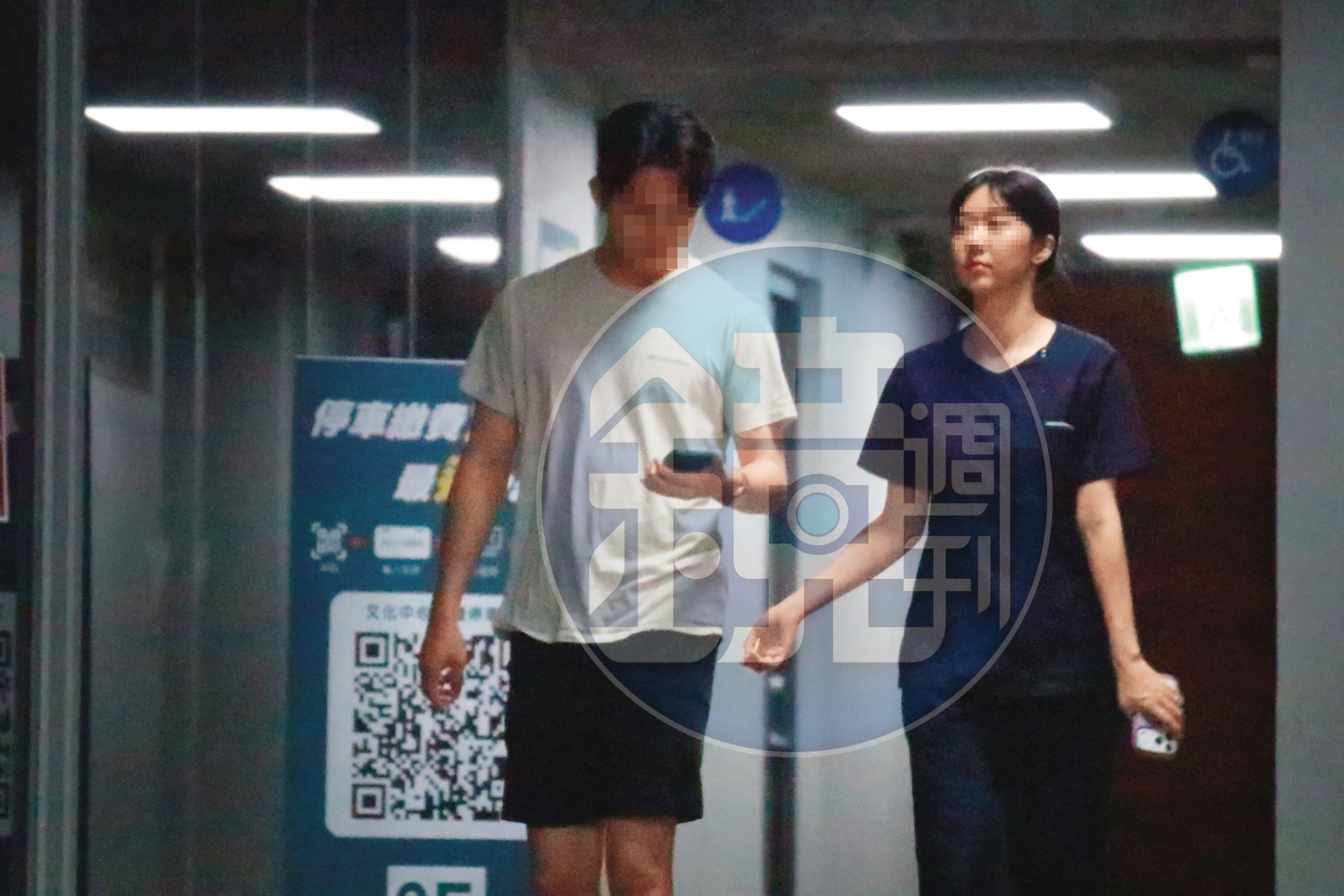 曾被趙建銘示愛的護理師許芊芊(右)已結婚,本刊6月間直擊丈夫(左)接送她上下班。