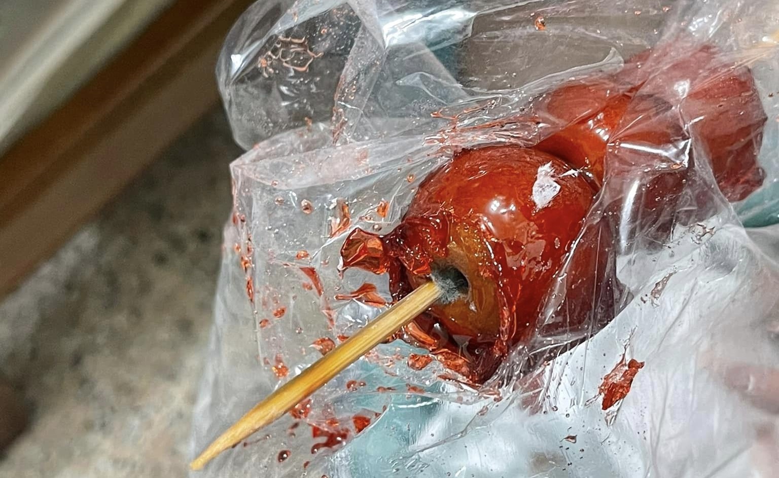 有網友逛士林夜市時買了一串糖葫蘆，結果回家才發現裡面竟然發霉了。（翻攝自爆料公社二社）