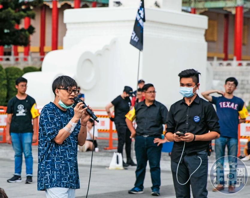 2020年6月，林夕（左）曾在台北自由廣場出席反送中1週年活動，成為台灣公民5年的他，今發文挺0726大罷免。（本刊資料照）