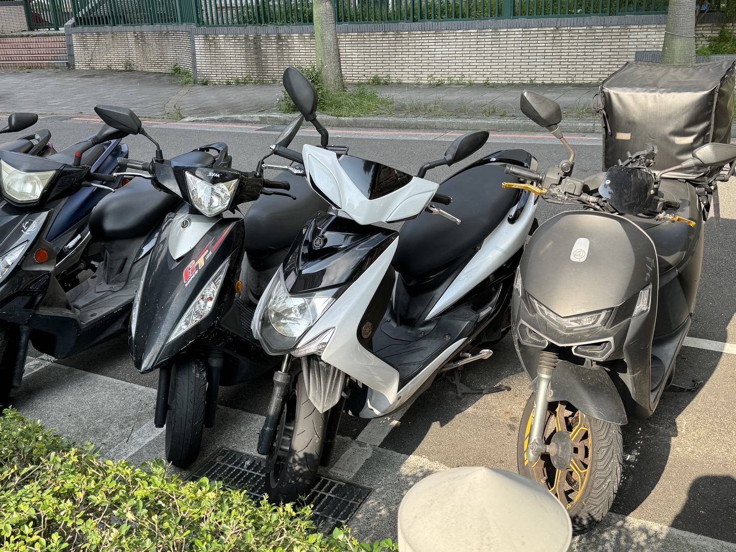 5輛機車被撞到移位傾倒，車身多處刮傷。（翻攝畫面）