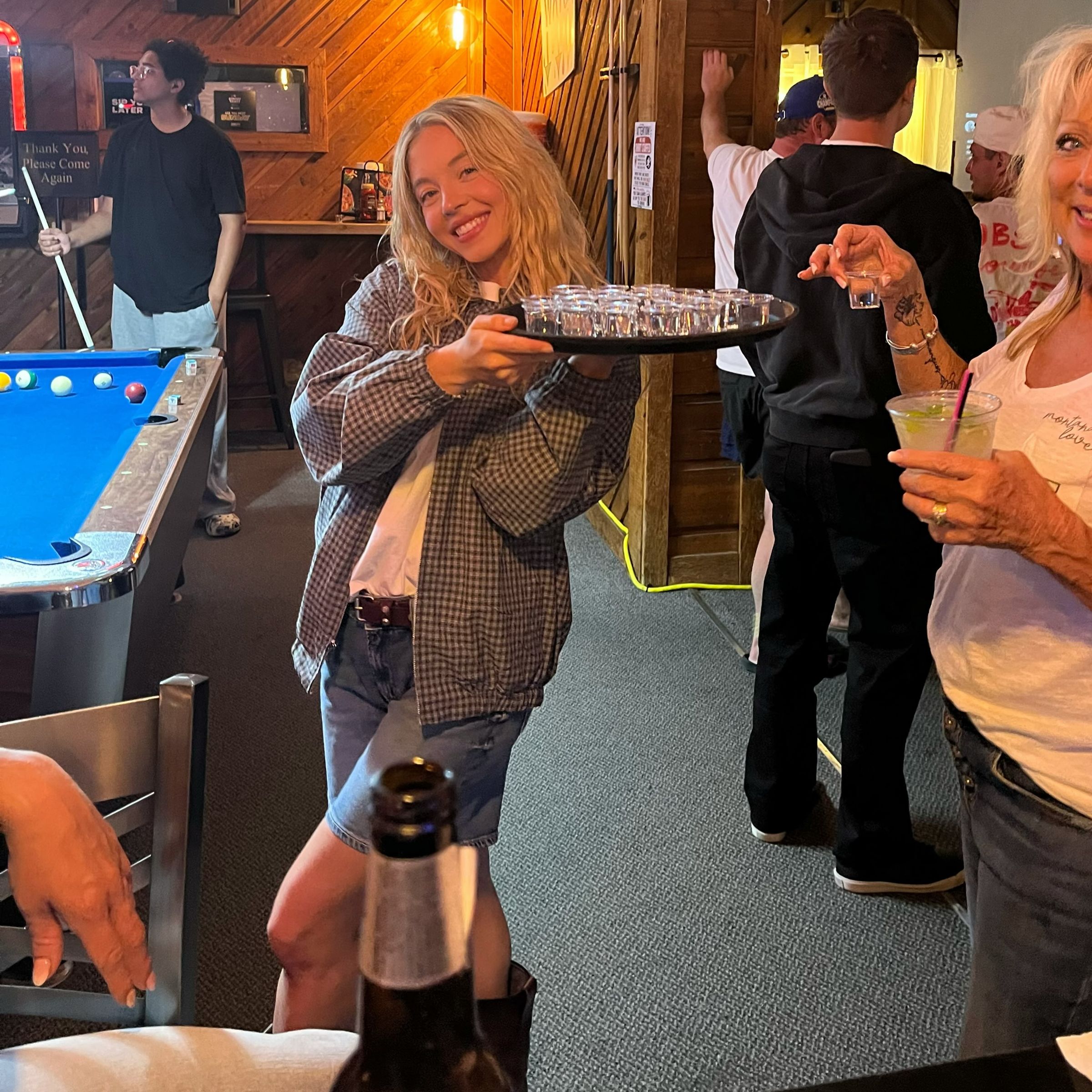 席德妮史威尼私下穿著休閒,享受與親友共度的夏日假期。(翻攝sydney_sweeney IG)