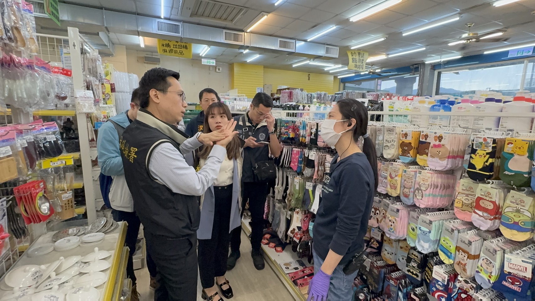 士檢主任檢察官劉東昀、檢察官郭宇倢會同專案小組前往轄區賣場實施聯合稽查,穩定物價。(士檢提供)