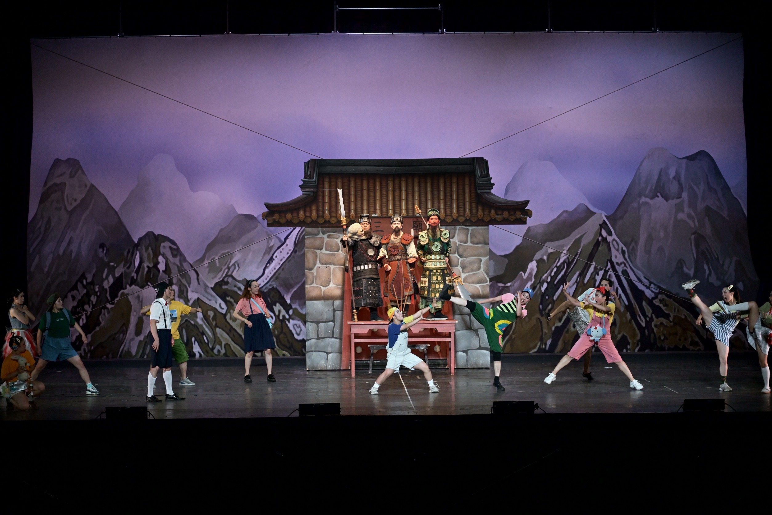 紙風車劇團演出《三國奇遇》，結合燈光與特效打造沉浸式互動舞台。（紙風車劇團提供）