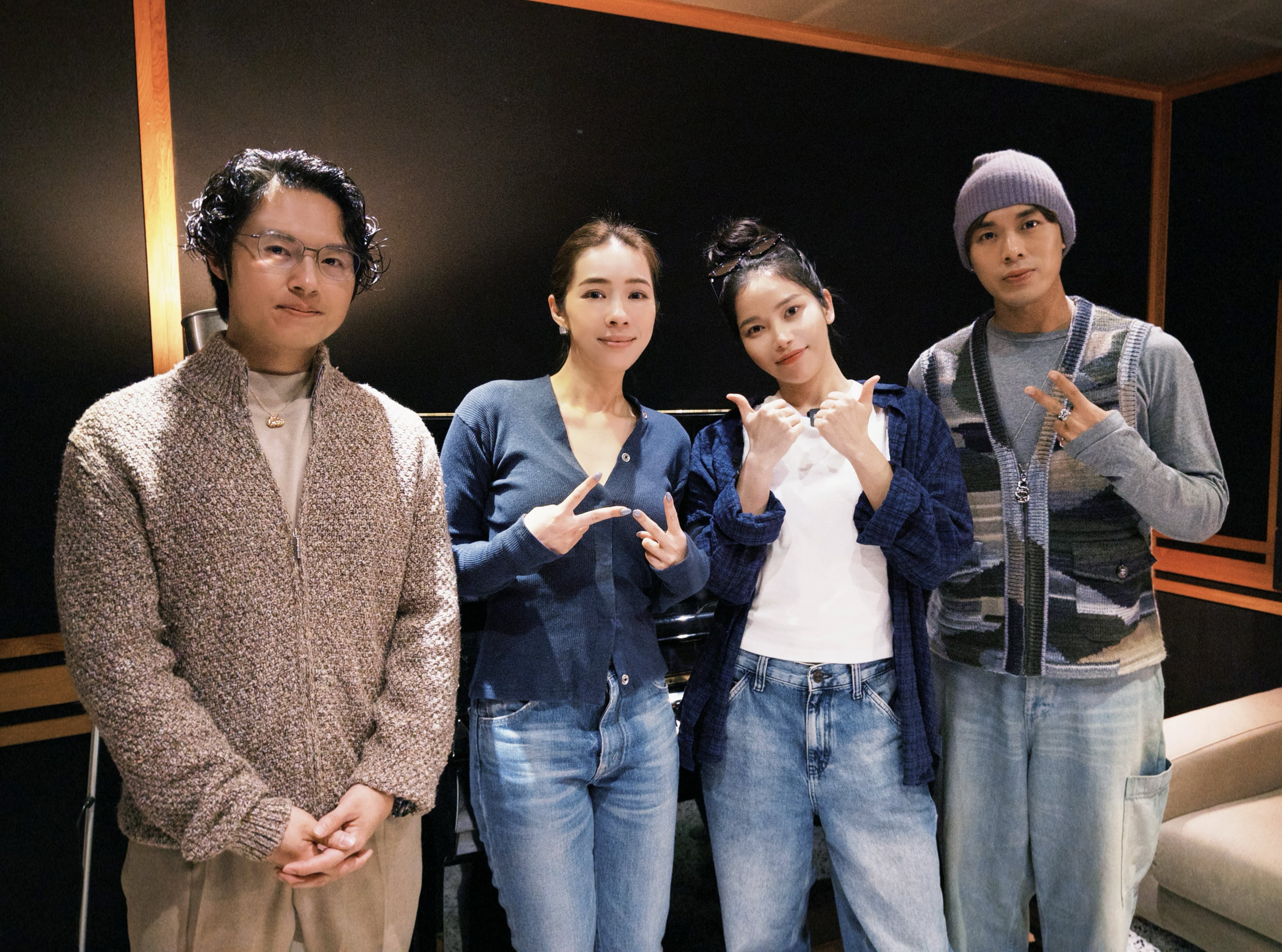 告五人親授「ㄓㄔㄕㄖ」中文發音特訓，雲安（右）笑喊，頌樂錄完可以去教中文了。（相信音樂提供）
