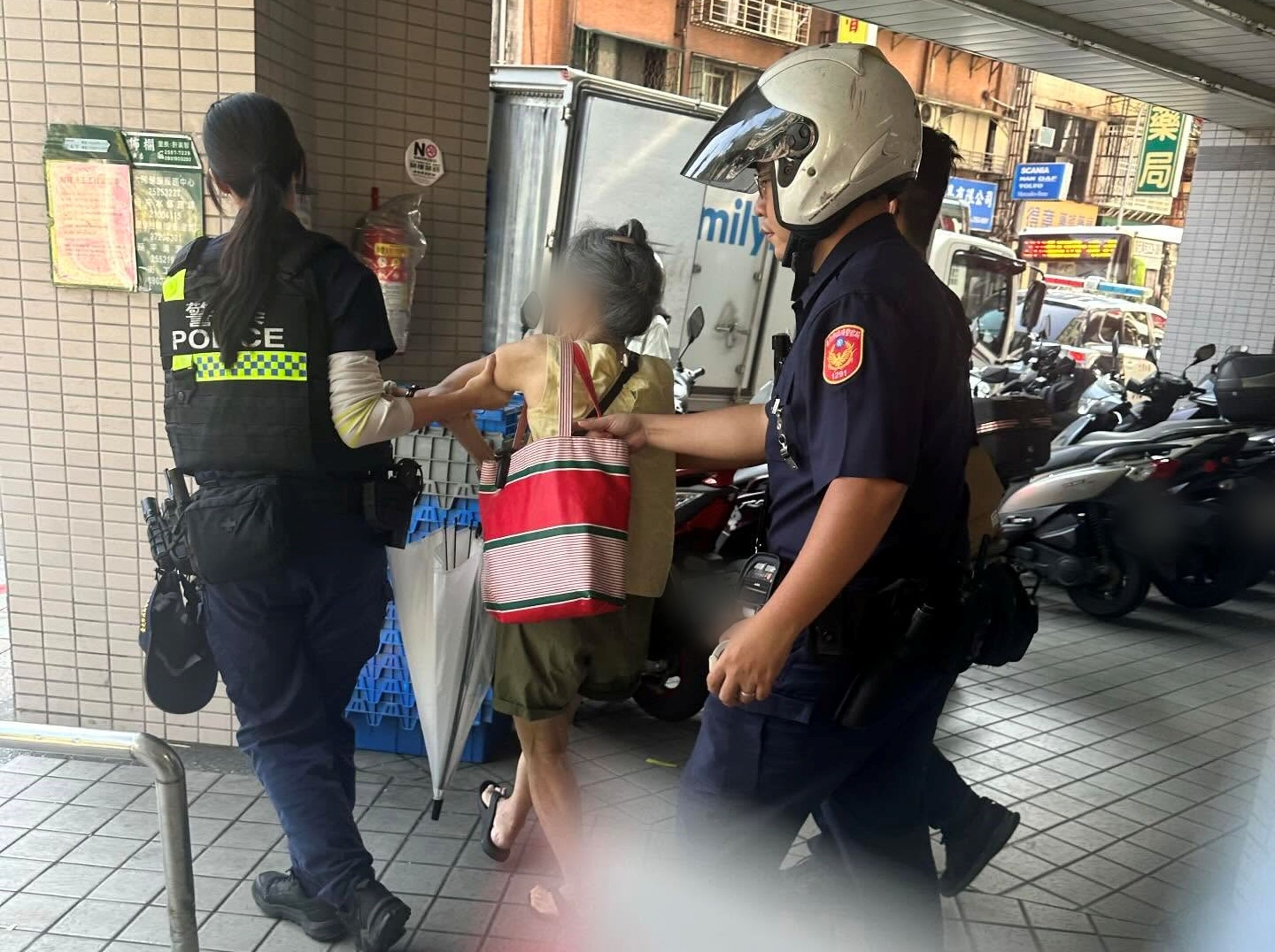 曾姓婦人1日上午被逮捕,不過稍早繳完罰金已恢復自由身走出士林地檢署。(翻攝Threads@f731102)
