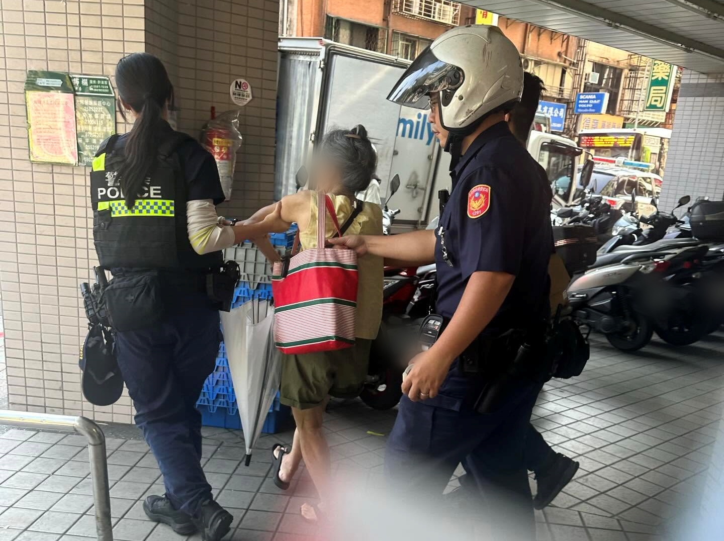 曾姓婦人1日上午被逮捕，不過稍早繳完罰金已恢復自由身走出士林地檢署。（翻攝Threads@f731102）