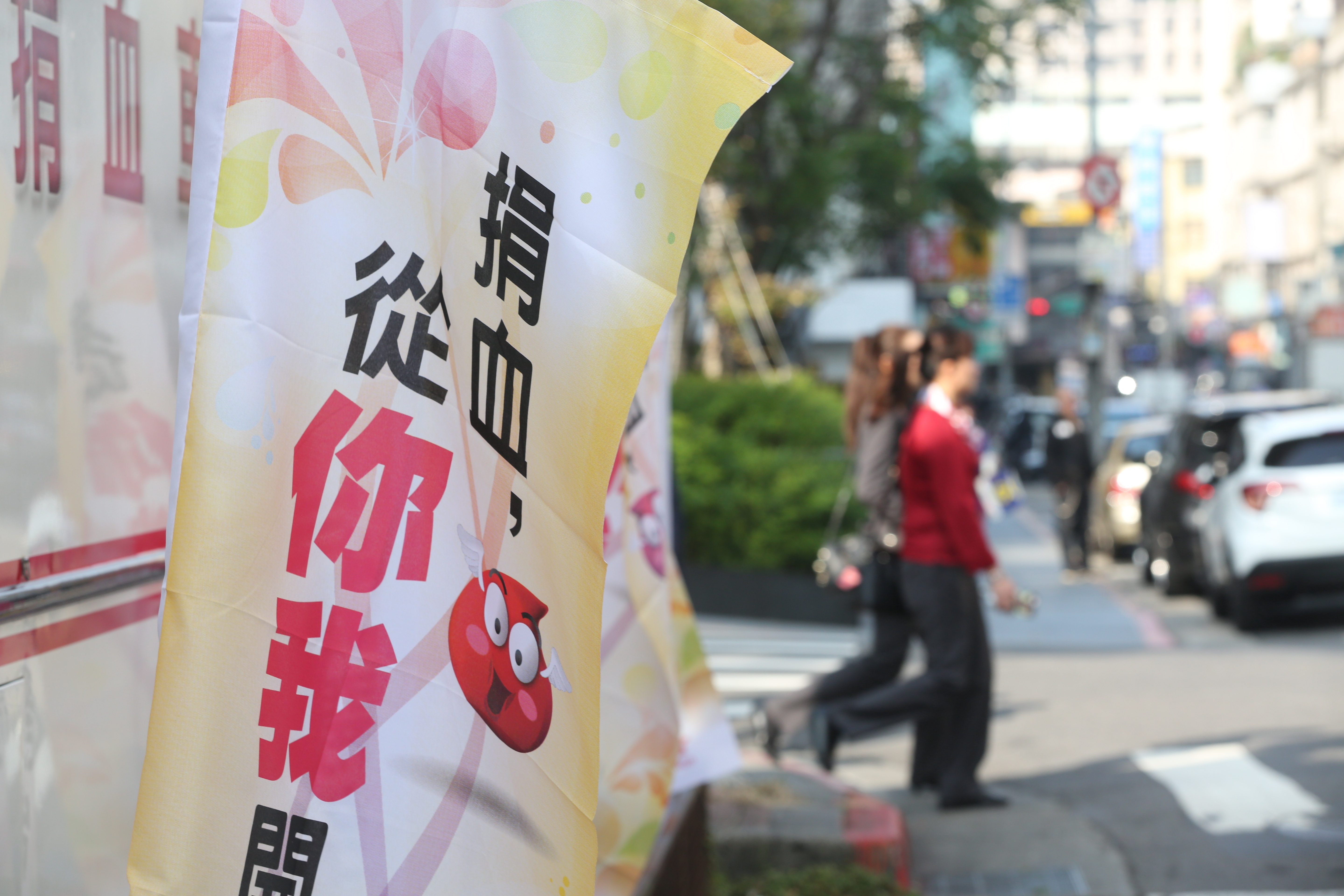 高雄捐血中心指出，天氣炎熱導致捐血人數下降，南部血庫僅剩4天庫存。（本刊資料照）