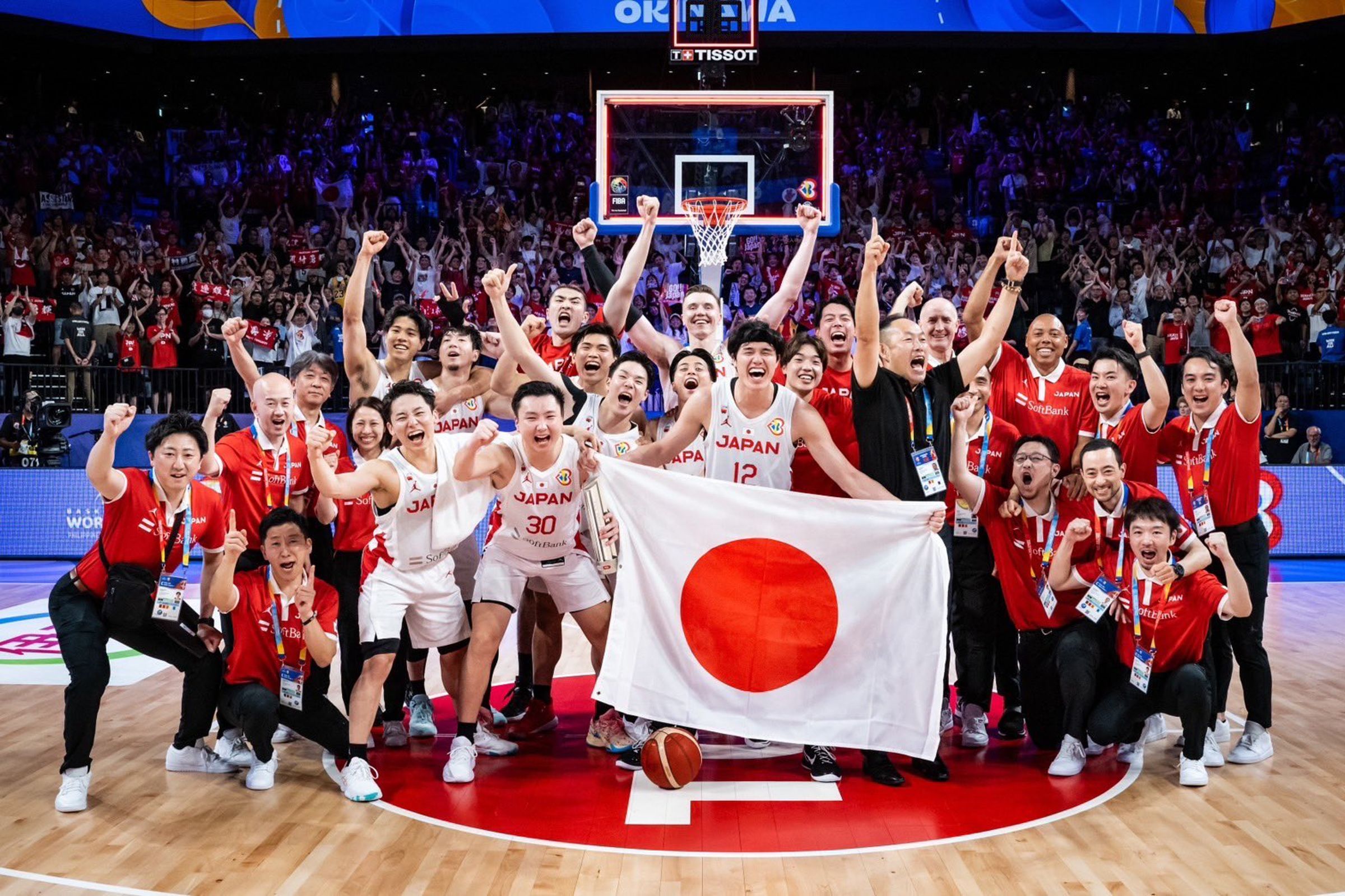 日本男籃在奧運資格賽中,成功拿下巴黎奧運門票。渡邊雄太為拿旗手。(翻攝自渡邊雄太推特)