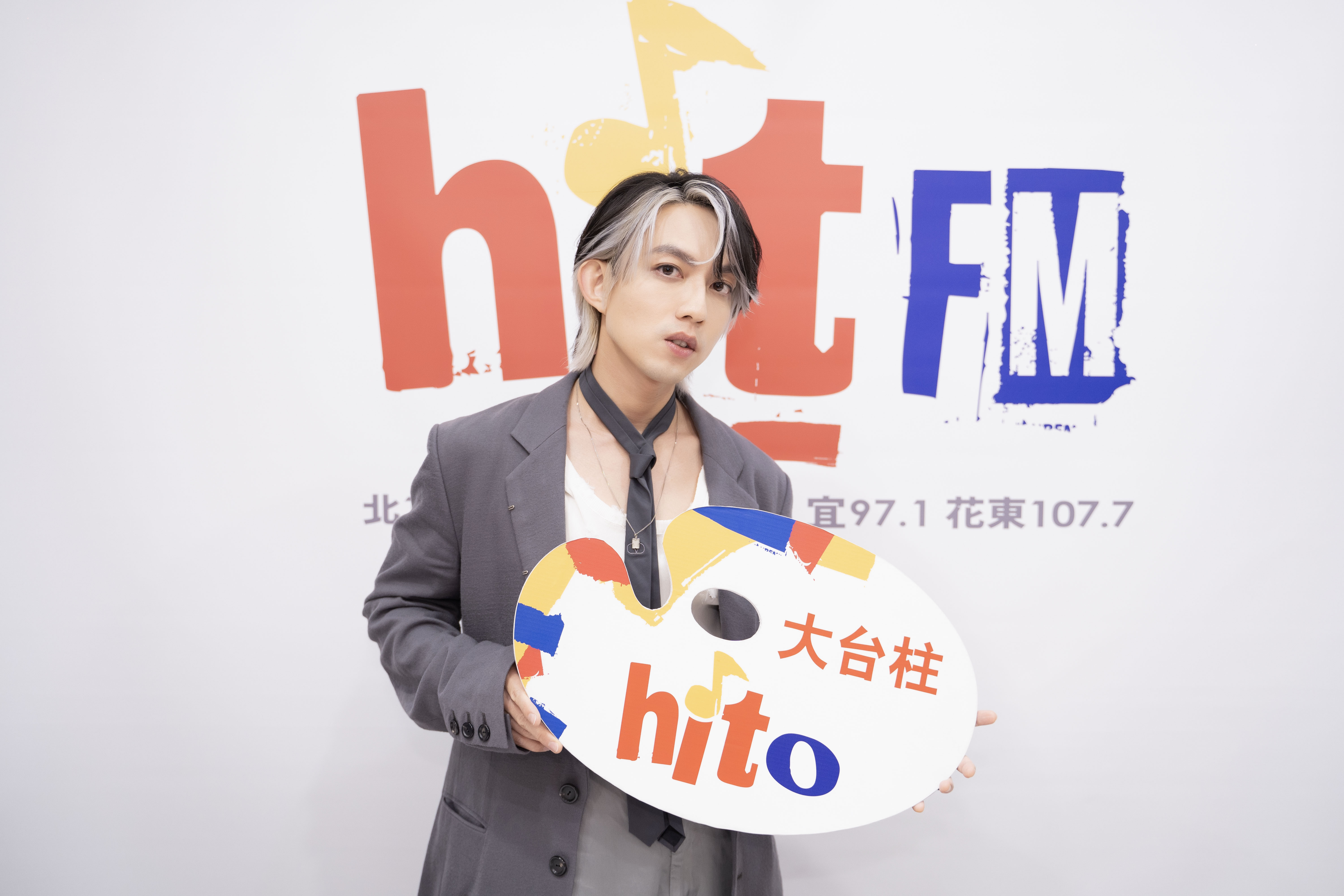 林宥嘉到Hit Fm聯播網「耐玩DJ」Bryan節目宣傳新專輯。(Hit Fm聯播網提供)