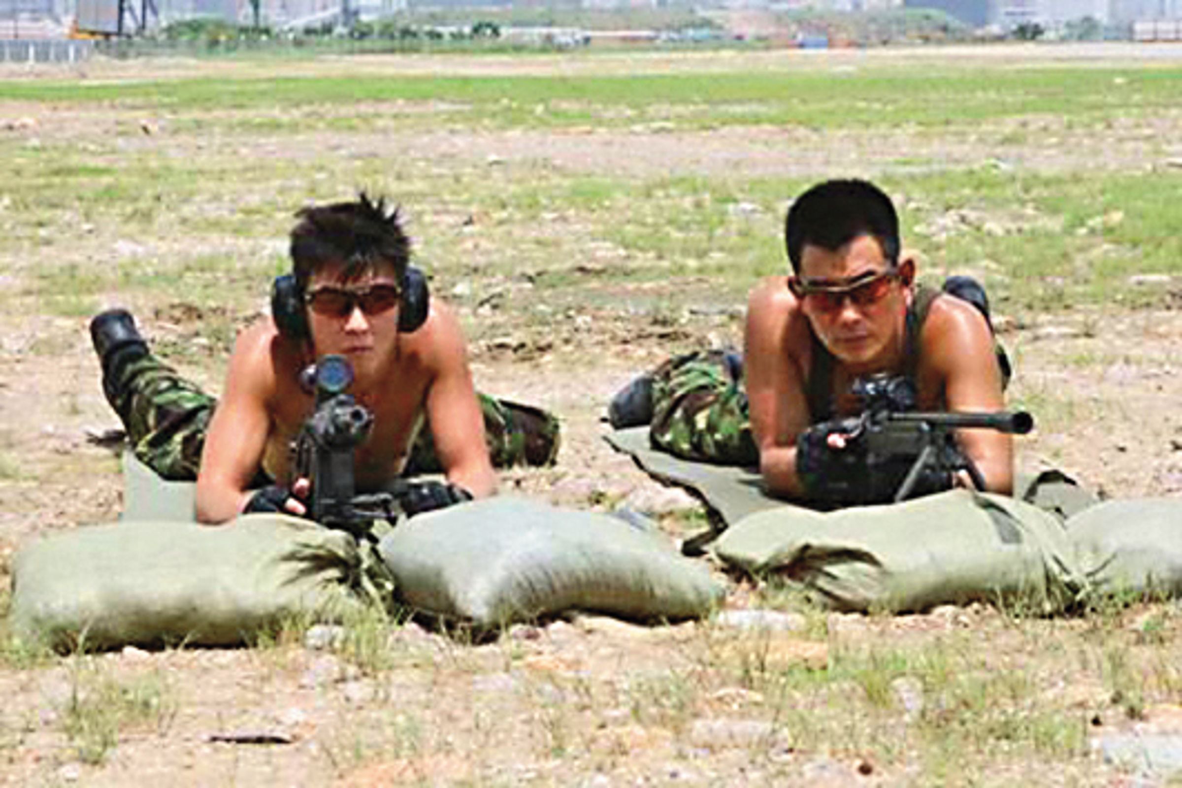陳冠希(左)2009年在電影《神鎗手》演射擊天賦異稟的警員,當時他片約不斷。右為任賢齊。
